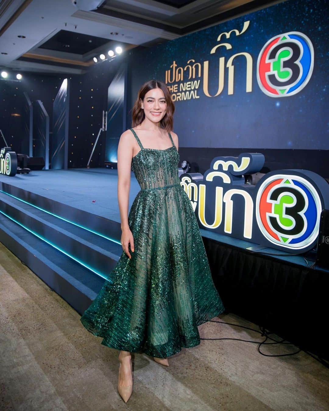 キンバリー・アン・ウォーテマス・ティアムシリのインスタグラム：「The new normal with Channel 3 💚 ถึงมาผิดธีม ก็ขอฝากละคร #สองเสน่หา ด้วยนะคะ เร็วๆนี้ได้ชมแน่ๆค่ะ ❤️🙏🏻 cr @jordwphoto」
