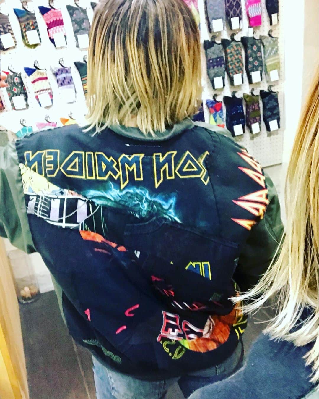 アヤメのインスタグラム：「Got a crazy cool MA-1 #newsed @discovered_official 🔥🖤 オーダーしてたMA-1取りに行ってステーキ弁当いただいてケーキもご相伴に預かって、ついつい日が暮れるまで長居しました🥩🍱🍰☕️😋一滴も呑んでないのに何回もゲラゲラ笑って楽しい日でした😂ありがとう🖤🤍 #discovered #MA1 #古着リメイク #バンt  #メタル」