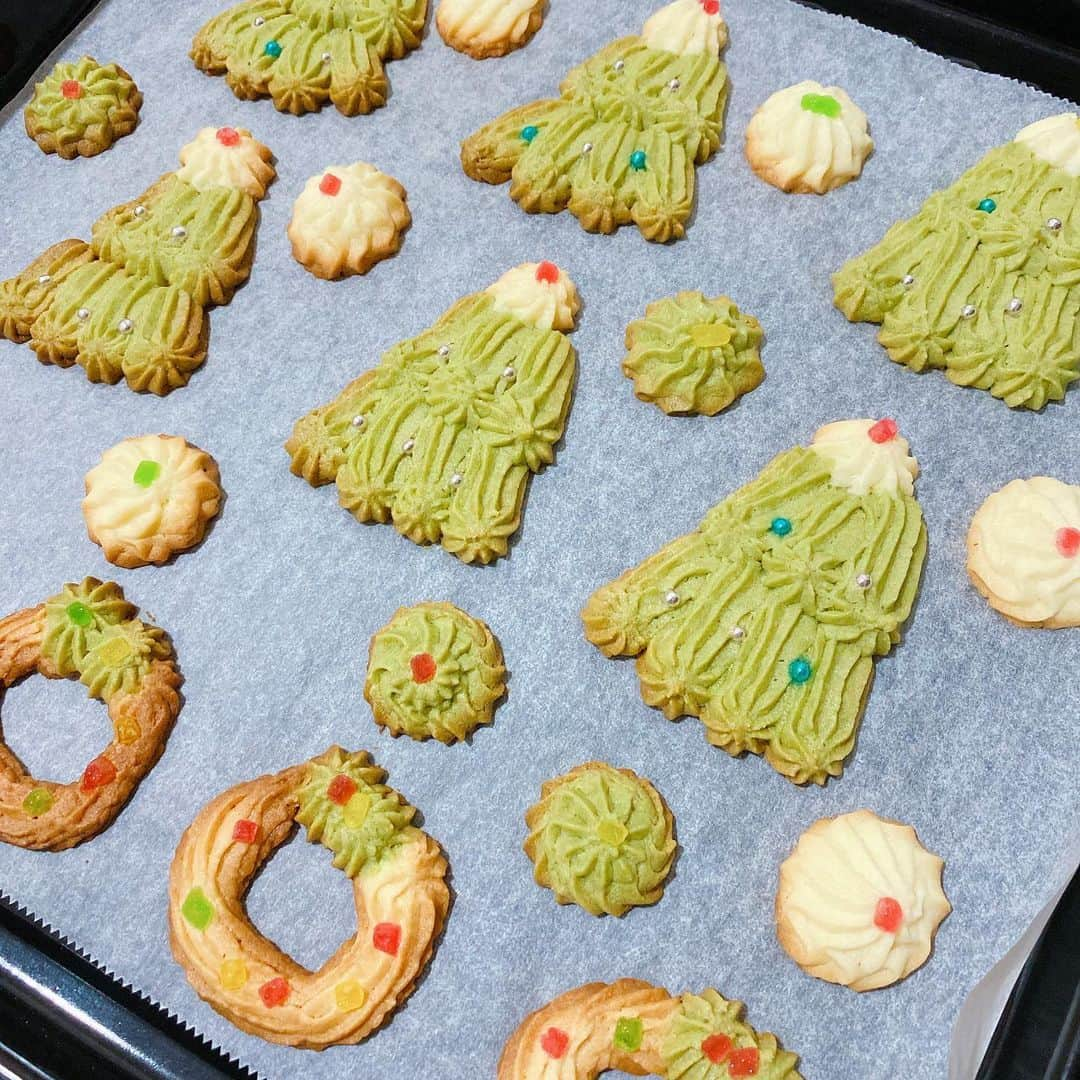 海野ナルさんのインスタグラム写真 - (海野ナルInstagram)「クッキー缶を作りました☺️🍪 お母さんにお誕生日プレゼント🎁 緑色のはツリー🎄です✨ 名前をローマ字で入れれるスタンプが あったり、 クッキー缶は自分でデザイン出来るので、 世界で一つだけのクッキー缶を作れるので プレゼントにいいなぁと思い☺️💓 . 初めてでなかなかの時間がかかって ピッタシに納めないといけないから 難しかったけど、出来上がったときは嬉しかった🥺✨✨ . 物作りって楽しいなぁと改めて思いました💓 . #手作りクッキー缶 #クッキー缶 #クッキー　#Cookie #cookies🍪 #お菓子作り #お菓子　#クッキー缶作り」12月4日 15時35分 - naru_kaino