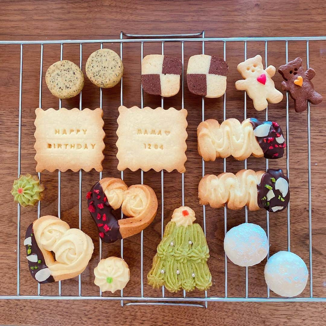 海野ナルさんのインスタグラム写真 - (海野ナルInstagram)「クッキー缶を作りました☺️🍪 お母さんにお誕生日プレゼント🎁 緑色のはツリー🎄です✨ 名前をローマ字で入れれるスタンプが あったり、 クッキー缶は自分でデザイン出来るので、 世界で一つだけのクッキー缶を作れるので プレゼントにいいなぁと思い☺️💓 . 初めてでなかなかの時間がかかって ピッタシに納めないといけないから 難しかったけど、出来上がったときは嬉しかった🥺✨✨ . 物作りって楽しいなぁと改めて思いました💓 . #手作りクッキー缶 #クッキー缶 #クッキー　#Cookie #cookies🍪 #お菓子作り #お菓子　#クッキー缶作り」12月4日 15時35分 - naru_kaino