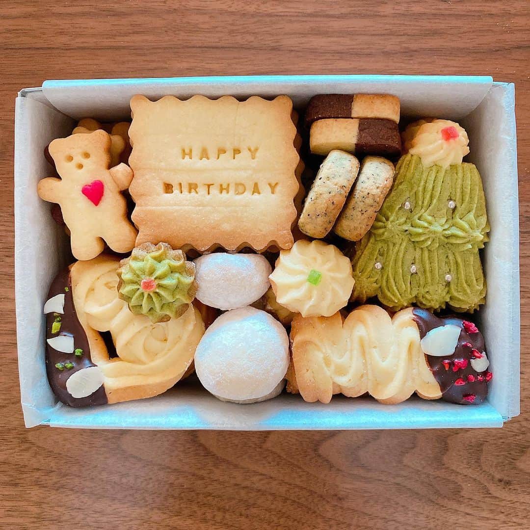 海野ナルのインスタグラム：「クッキー缶を作りました☺️🍪 お母さんにお誕生日プレゼント🎁 緑色のはツリー🎄です✨ 名前をローマ字で入れれるスタンプが あったり、 クッキー缶は自分でデザイン出来るので、 世界で一つだけのクッキー缶を作れるので プレゼントにいいなぁと思い☺️💓 . 初めてでなかなかの時間がかかって ピッタシに納めないといけないから 難しかったけど、出来上がったときは嬉しかった🥺✨✨ . 物作りって楽しいなぁと改めて思いました💓 . #手作りクッキー缶 #クッキー缶 #クッキー　#Cookie #cookies🍪 #お菓子作り #お菓子　#クッキー缶作り」