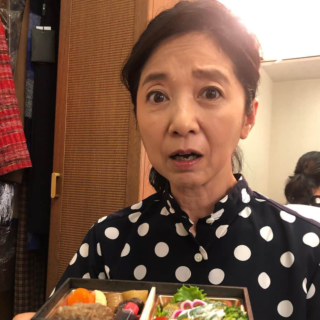 宮崎美子さんのインスタグラム写真 - (宮崎美子Instagram)「お弁当。いつも控室でいただいているお弁当。今回は初めてお見かけしたものでしたので、嬉しくて撮影してみました。 山形牛❗️🐂 あまりの豪華さに驚愕の表情をご覧ください。  #山形牛 #ロケ弁」12月4日 15時36分 - miyazakiyoshiko.official