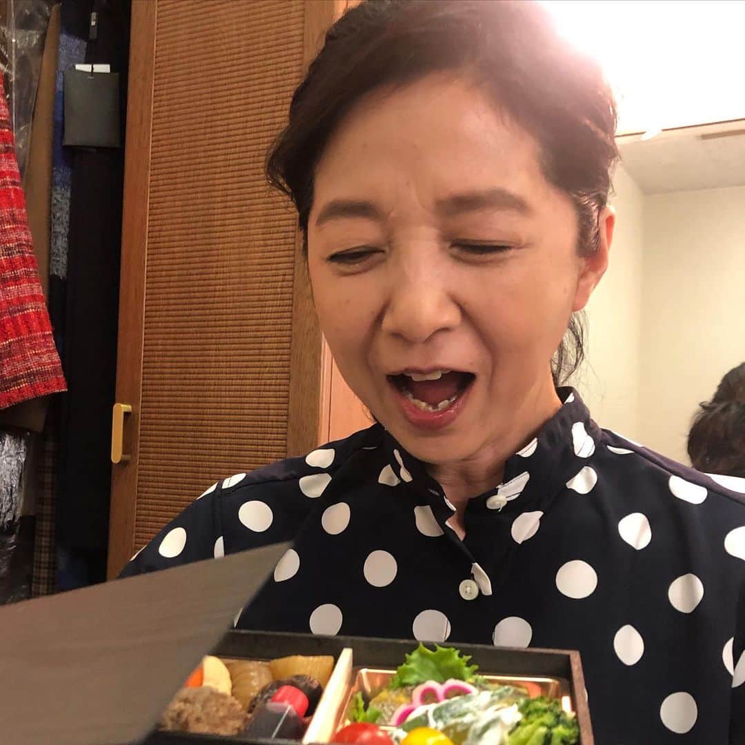宮崎美子さんのインスタグラム写真 - (宮崎美子Instagram)「お弁当。いつも控室でいただいているお弁当。今回は初めてお見かけしたものでしたので、嬉しくて撮影してみました。 山形牛❗️🐂 あまりの豪華さに驚愕の表情をご覧ください。  #山形牛 #ロケ弁」12月4日 15時36分 - miyazakiyoshiko.official