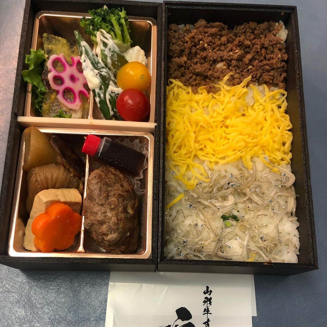 宮崎美子さんのインスタグラム写真 - (宮崎美子Instagram)「お弁当。いつも控室でいただいているお弁当。今回は初めてお見かけしたものでしたので、嬉しくて撮影してみました。 山形牛❗️🐂 あまりの豪華さに驚愕の表情をご覧ください。  #山形牛 #ロケ弁」12月4日 15時36分 - miyazakiyoshiko.official