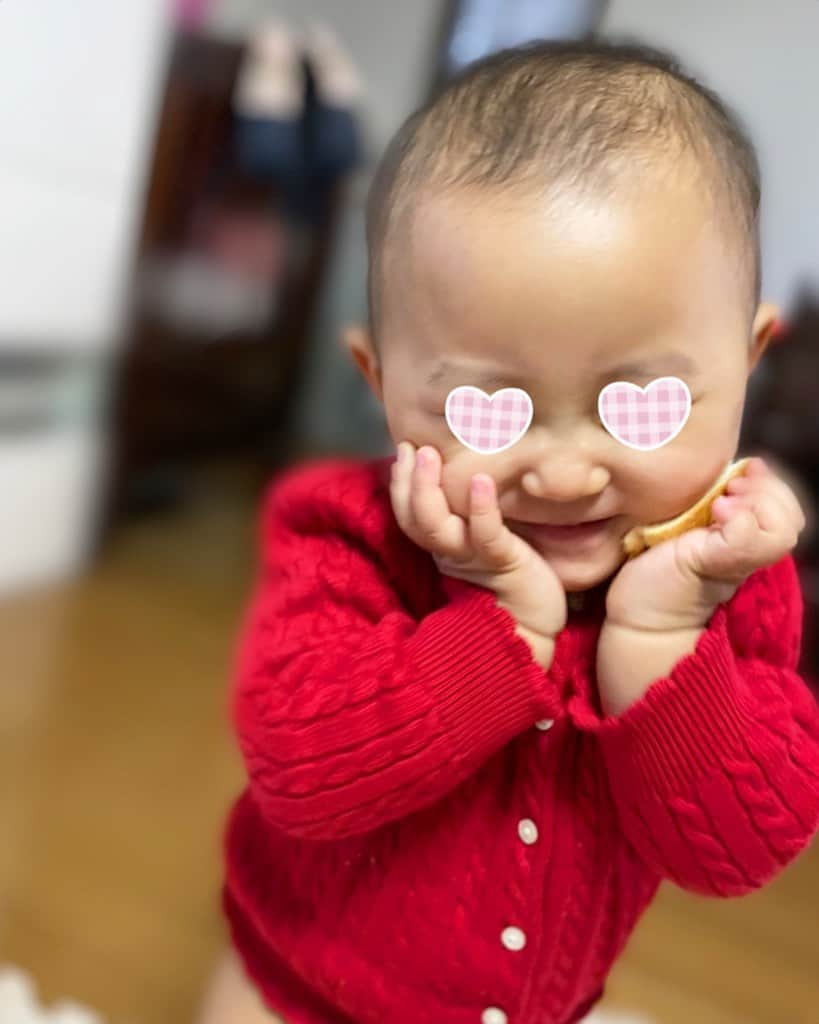 中西麻里衣さんのインスタグラム写真 - (中西麻里衣Instagram)「1歳2ヶ月。 娘の中でのかわいいのポーズ。 かわいすぎて…何回もリクエストしてしまう♡ しかしながら佐藤珠緒さんを思い出しました🤭 他のポーズはよくやってくれるのに、カメラを向けるとこれだけはなっかなかやってくれなかったので、やっと撮れました〜✨ 左手に握っているのは食パンです🤣 #女の子#3人目#末っ子#1歳2ヶ月#おしゃべり上手#真似っこ大好き#喜怒哀楽#激しめ#親バカ#たまらなくかわいい#😂#パパと瓜二つ#日々成長中#らぶ」12月4日 15時37分 - 87marii