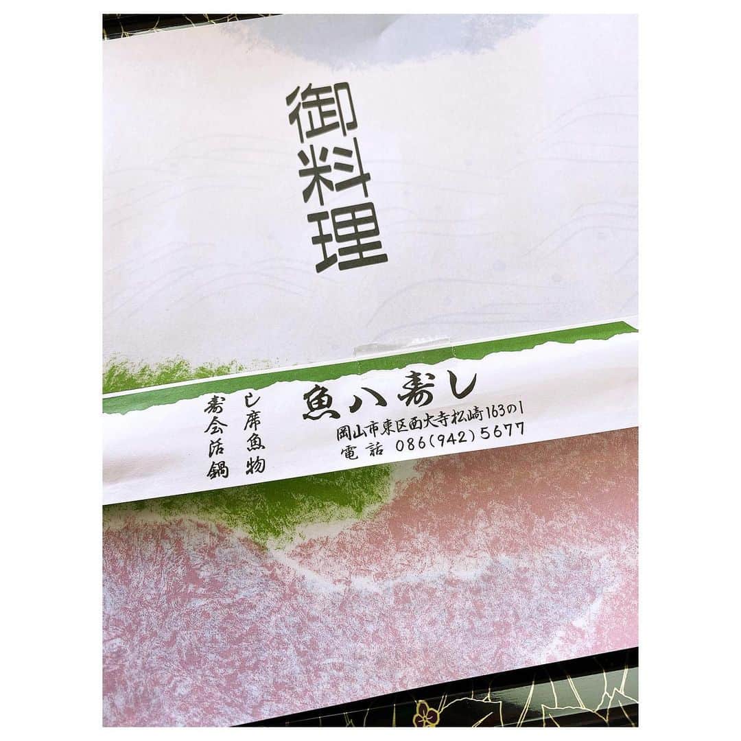 荒牧陽子さんのインスタグラム写真 - (荒牧陽子Instagram)「2020.12.3 母校で…﻿ ┈︎┈︎┈︎┈︎┈︎┈︎┈︎┈︎┈︎┈︎┈︎┈︎﻿ 母校、岡山市立旭東中学校にお邪魔してきました！﻿ ﻿ ﻿ 今年の3年生は、﻿ 修学旅行が無くなり﻿ 運動会は無観客…﻿ 部活動の3年最後の大会も無くなって﻿ ﻿ 3年生にとって、﻿ 大切な思い出を残せないまま﻿ 卒業に向かう…﻿ ﻿ ﻿ という事で！﻿ ﻿ サプライズで歌ってきました!!!﻿ ﻿ ﻿ PTA会長、大森くんが私の同級生で﻿ 連絡をもらい、お受けしたのでした☺️✨﻿ （大森くんありがとう〜！）﻿ ﻿ ﻿ 私なんかでいいのかな、﻿ と思ったりしましたが﻿ ﻿ 蓋を開ければやはり﻿ 半分の生徒さんは私を知らなかった😂﻿ ﻿ でも﻿ 最後まで真剣に聞いてくれて﻿ 出待ちしてくれたり﻿ Instagramにメッセージくれたり﻿ （YouTubeにもコメントくれてたね！）﻿ あ、帰りに外で皆んなが歌ってるの聞こえてたよー！﻿ 嬉しかったなぁ〜﻿ ﻿ 私が卒業生だってこと、﻿ みんな知らなかったみたいで﻿ びっくりしてた笑﻿ ﻿ 少しでも喜んでもらえてたなら﻿ 嬉しいな🥺✨﻿ ﻿ ﻿ そうそう！﻿ PTAの小賀原さんと2人でトークする予定だったんだけど﻿ たまたま来てくださってた、﻿ 相田翔吾さん（去年RSKラジオでお世話になった真っ赤なスーツのあの相田さんだよ！）﻿ がMC担当してくださるとの事で！！！﻿ 急遽登場して下さいました、最高すぎでしょ！﻿ とっても軽快なトーク、﻿ ステージも華やかになりました。﻿ ありがとうございました！感謝🥺✨﻿ ﻿ ﻿ ﻿ そしてステージ中盤、﻿ まかさの…﻿ ﻿ 私の担任だった先生、﻿ はまちゃん登場👨‍🏫！！！﻿ ﻿ サプライズで呼んでくれてたそうで﻿ 嬉しすぎです、ほんとに💓﻿ ﻿ 「あの荒牧陽子が、こんなふうに変わるなんてビックリじゃー」﻿ ﻿ 影の薄い、引っ込み思案の女子でした。﻿ ﻿ 先生は全く変わってなくて﻿ 私のこと沢山覚えてくださってて﻿ 感動でした🥺✨先生ってすごい！﻿ ﻿ ﻿ ﻿ 校長先生はとってもフレンドリーな方で﻿ あの岡山で有名な﻿ キムラヤの🍌バナチョコロールを﻿ 買って来てくださっていて﻿ ニコニコ渡してくれました💓﻿ 優しい〜😊✨﻿ ﻿ さらに﻿ お昼のお弁当を持ってきてくれたのは﻿ 同級生の、宗石くん！（むー！）﻿ お寿司屋さん🍣を継いで、お店のお弁当を持ってきてくれました。﻿ 美味しかったよ〜😋✨﻿ ﻿ 色々サプライズだよー嬉しかった✨﻿ ﻿ ﻿ なんか書ききれない…😅💦﻿ ﻿ ﻿ ﻿ 旭東中学校様﻿ PTAの皆様﻿ こんなステキな企画に呼んでくださって﻿ 本当にありがとうございました！﻿ ﻿ 3年生のみんな！﻿ そして、在校生、全国の学生の皆さん！﻿ （学生さんは私のインスタ見てないだろうけど笑）﻿ 大変な時代だけど…逆転の発想！﻿ 普通では味わえない楽しい事もきっと待ってる﻿ ﻿ みんなで、頑張ろッ！﻿  ※集合写真の瞬間だけマスク取りました 息止めて！💦  ┈︎┈︎┈︎┈︎┈︎┈︎┈︎┈︎┈︎┈︎┈︎┈︎﻿ #荒牧陽子 #旭東中学校 #岡山 #サプライズ #相田翔吾 さんありがと！！！」12月4日 15時39分 - yoko_aramaki