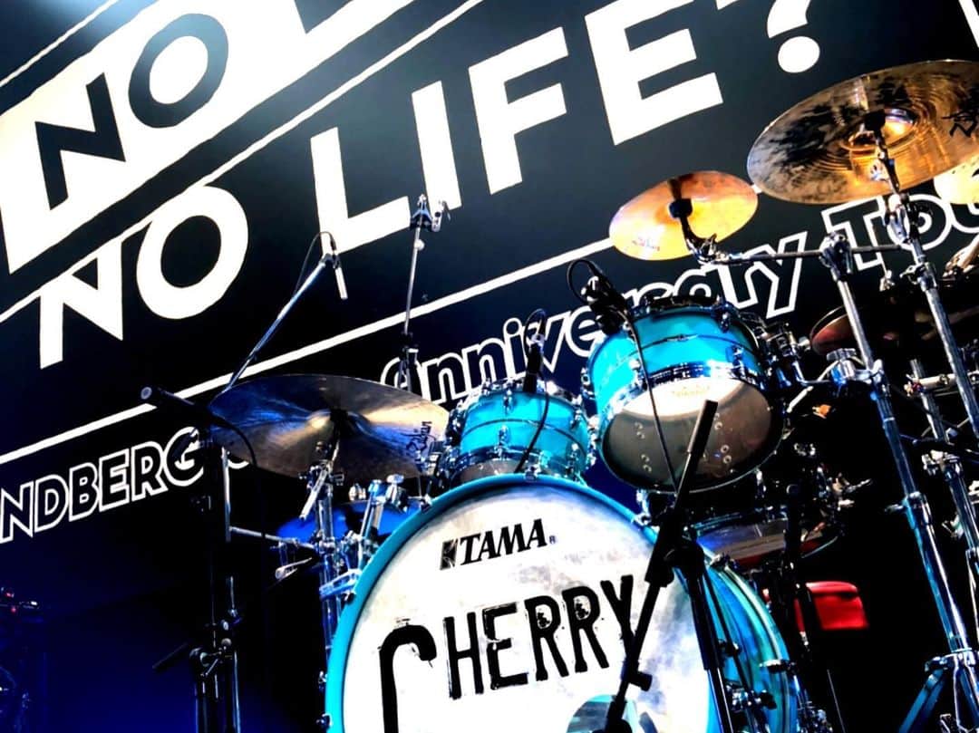 小柳“Cherry”昌法さんのインスタグラム写真 - (小柳“Cherry”昌法Instagram)「なんばHatchなう！！  サウンドチェック始まりました！ 今日も最高のステージを お届けします！！ みんながハッピーになれるよう GAMBAりまっす！(^_^)v 😉 #小柳Cherry昌法 #drummer_cherry #ドラマー #lindberg  #tamadrums #evans #zildjian #なんばHatch」12月4日 15時46分 - cherry_drummer
