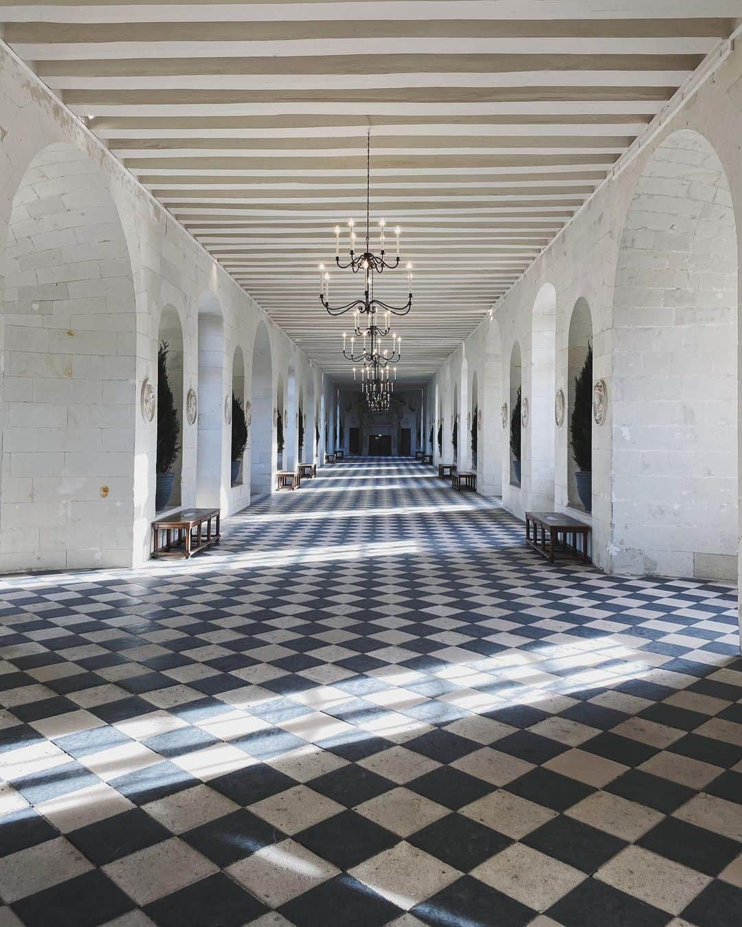 カロリーヌ・ド・メグレさんのインスタグラム写真 - (カロリーヌ・ド・メグレInstagram)「La Grande Galerie @chateau_chenonceau  I had the chance to have the castle all by myself (well we were a small team) and to have a private tour with a guide. Different owners have been throwing incredible parties in this room since the Renaissance, and hosted literary salons in the 18th century with the owner Louise Dupin, then it transformed into a hospital during WWI and saved a lot of people. And now a Chanel show! (The castle is now opened to the public) ❤️ #chanelmetiersdart」12月4日 15時48分 - carolinedemaigret