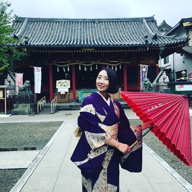 山内マリコのインスタグラム：「『七緒』冬号、発売中‼️  連載「山内マリコのきものア・ラ・モード」  第2回のゲストは… 🌿🌹いとうせいこうさん🌹🌿　  浅草独特の江戸っぽい、尖った、ヤヴァイ着こなしについて、いいお話をたくさんうかがえました😉　  わたしが着ているのは前回につづき祖母の派手着物👘　小物はスタイリストの林さやかさんに助けてもらって、うすいピンクの半衿をつけてます💕  #七緒  #着物」