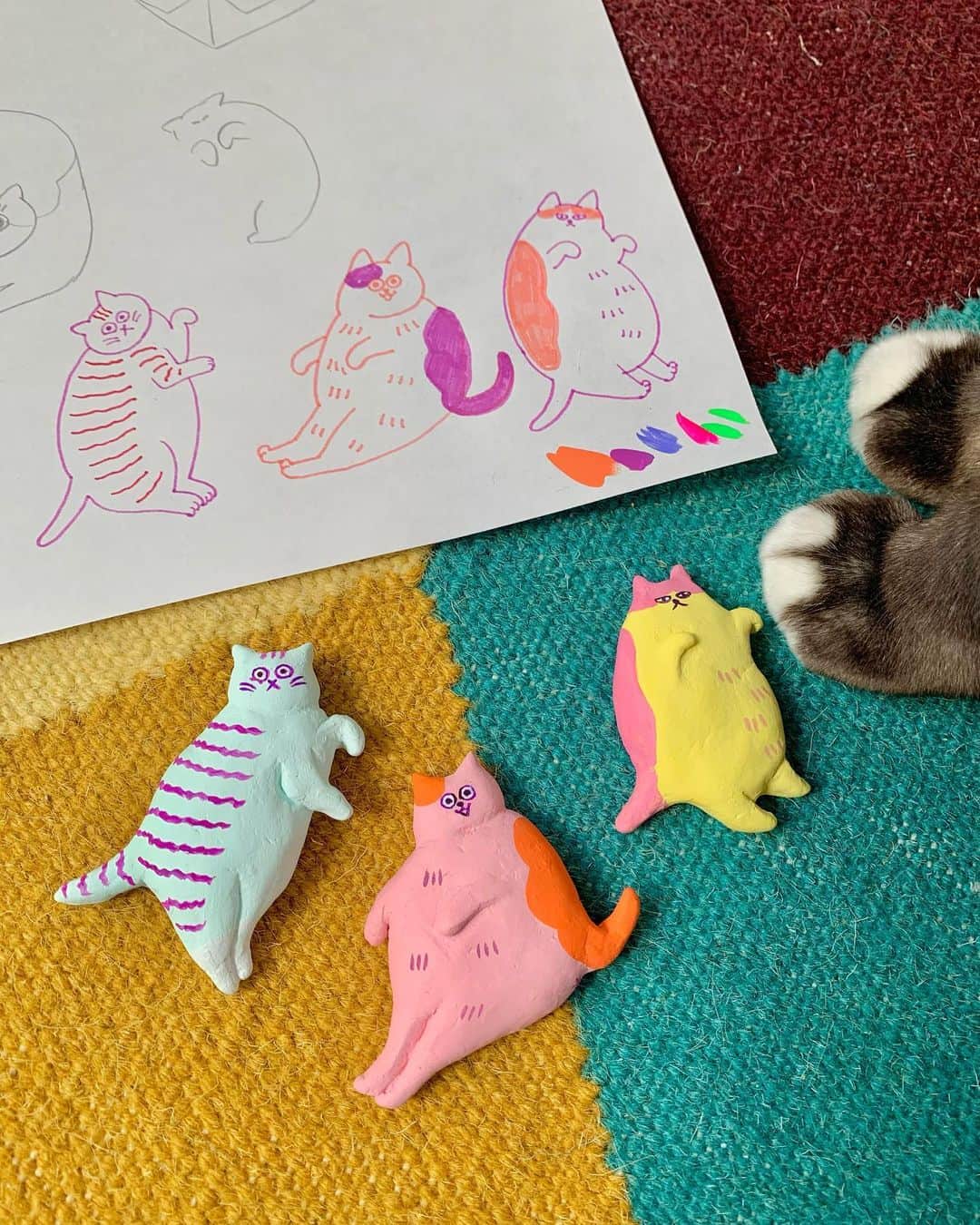 のインスタグラム：「太った猫が好きすぎて作りはじめたでぶねこマグネット🍐  #chonkycat#magnet」