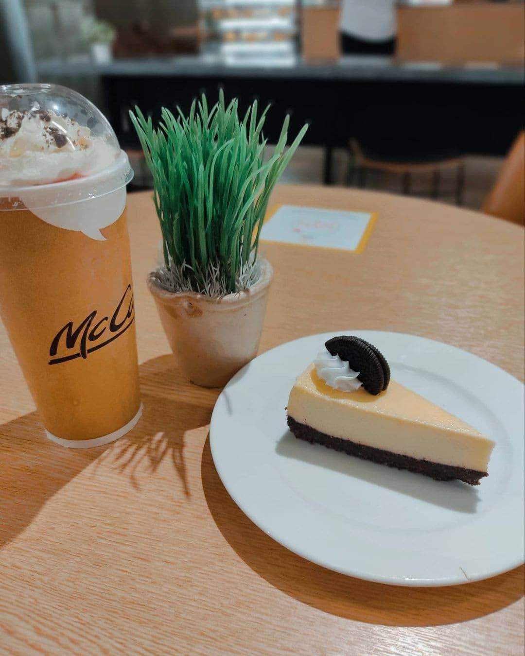 McDonald's Philippinesのインスタグラム：「Indulge in our rich and creamy Oreo Cheesecake paired with our McCafe Mocha Oreo Frappe! 🤤 🤍   Available in select stores.   Photo by: @jepthejohn」