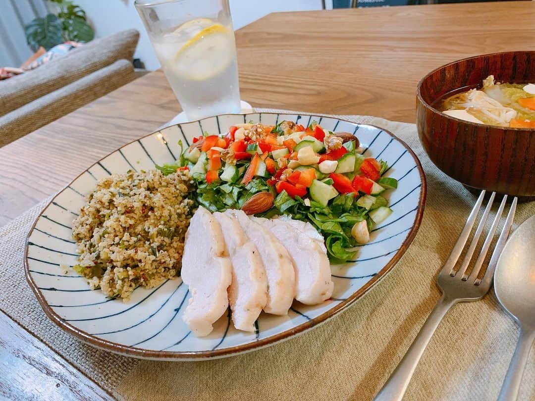 坂野志津佳のインスタグラム：「. #おしづkitchen  ひとりの時のベジ飯です😋✨  ワンプレートの内容は、 ○色とりどりの野菜とナッツ ○ケールが混ざっているキヌア ○低温調理の鶏胸肉  横にある味噌汁にも残り物の野菜をぶち込みました😆  ワンプレートサラダにチーズも入れたらもっと栄養バランス良いかも！  寒くなってきたので、みなさんも体調を崩さないようにモリモリ食べてねー！！ . . . #ベジごはん #ひとりごはん #おうちごはん #ワンプレートごはん #クッキングラム #アスリートフードマイスター #ダイエット  #food #foodstagram #cookingram #diet #helth」