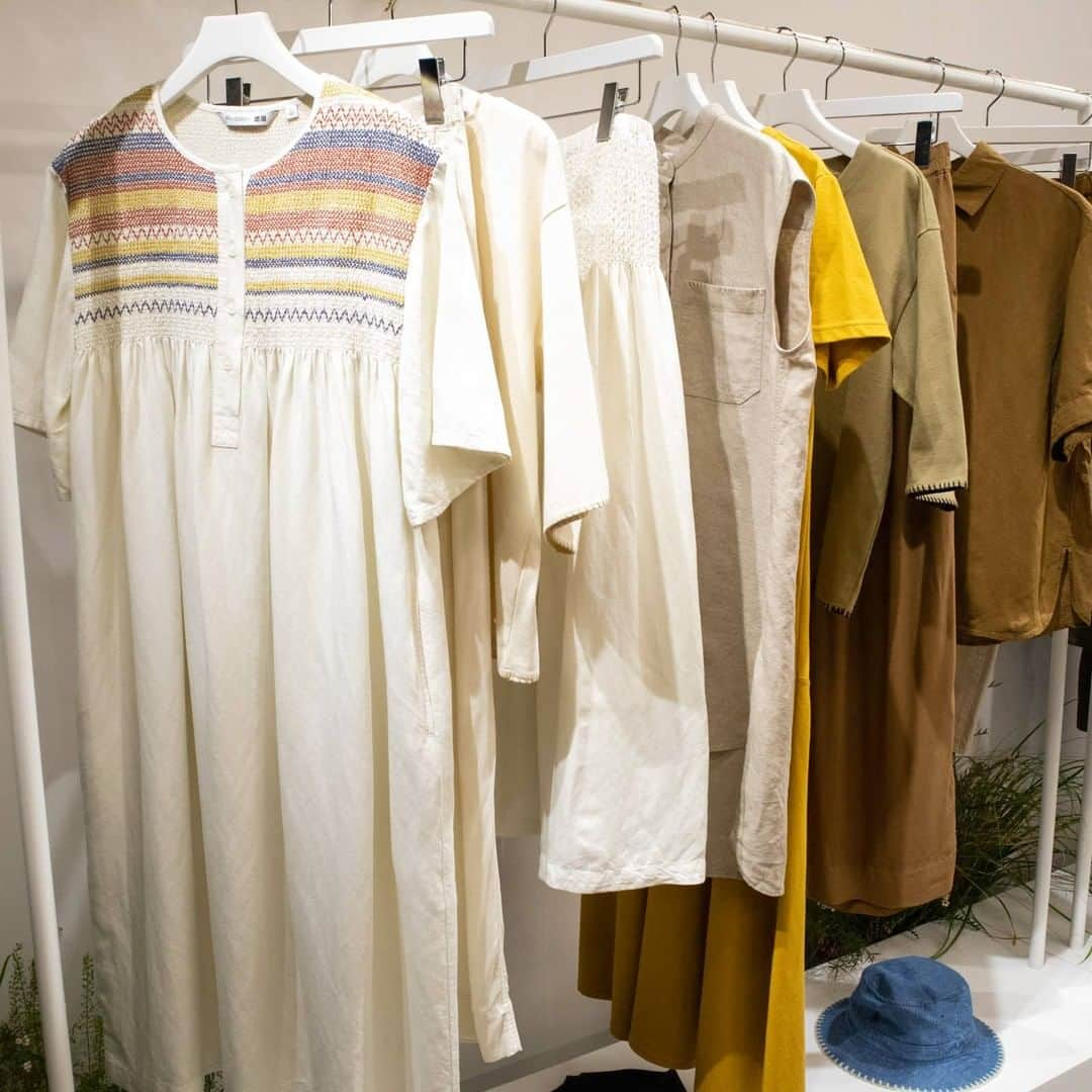 Fashionsnap.comさんのインスタグラム写真 - (Fashionsnap.comInstagram)「【展示会取材】「ユニクロ」の2021年春夏コレクションは、「ニューウェアフォーニューライフ」「ホーム」「フレッシュエアーアンドフィット」の3つのキーワードを掲げ、新しい生活様式に対応した着心地の良さや快適さを重視したアイテムを提案。クリストフ・ルメールがアーティスティックディレクターを務める「ユニクロ ユー」からは初のキッズコレクションが登場します。 @uniqlo @uniqlo_jp   #UNIQLO #fashion #UniqloU #ユニクロ #ユニクロユー #ユニクロU #展示会取材_fs #展示会 #21ss #fashionsnapcom #inesdelafressangeparis #jwandersonxuniqlo」12月4日 16時09分 - fashionsnapcom