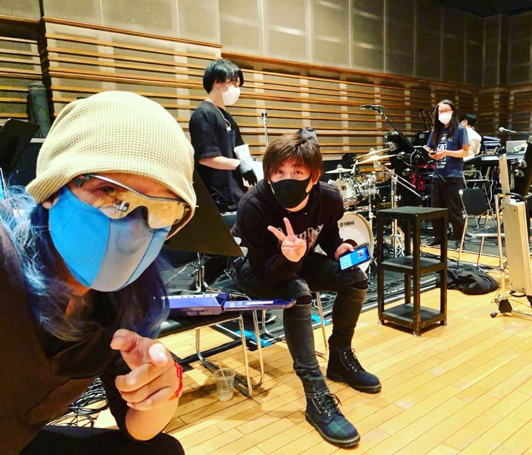 のインスタグラム：「いつかのリハ。葛Gが撮ってくれました！右奥の方にべーあんさんも🥁  この御二方には SOUL'd OUT の楽曲でもレコーディングしていただいてるんですよねー。実は。こうしてTMの現場でご一緒させていただけるとは…  #rehersal #studio #kx5 #guitar #drums」