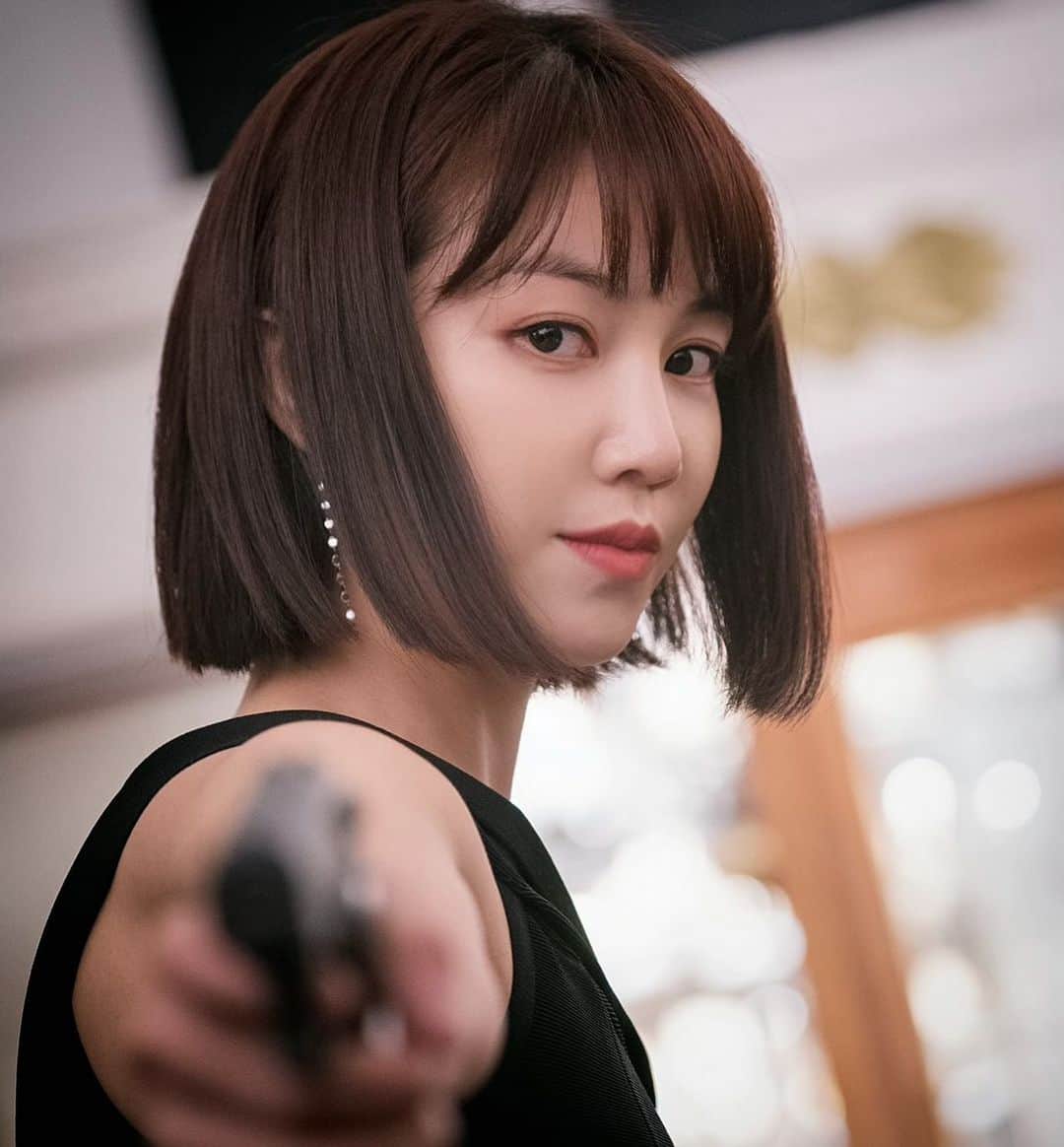 キム・オクビンのインスタグラム：「1년간 비방글을 다는 사람이 있습니다. 회사에서 가만히 둔 이유는  제출에 필요한 양을 모으기 위해서고 이제 1년 동안 제법 상당량이 됩니다. 본인이라고 생각되는 사람은 이제 그만 멈추는 게 어떨지요?  다음은 서에서 뵙도록 하죠.  #참는게아니라기다리는것」