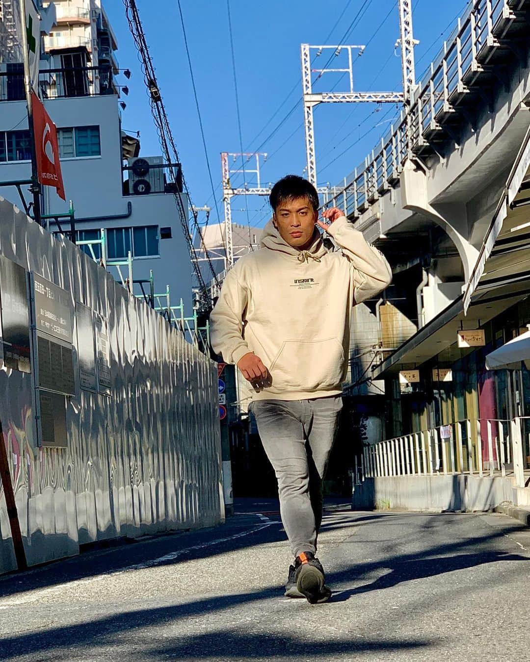 太田忍のインスタグラム：「INSPIRIT×Main Logo Small プルパーカー 寒くなってきたからパーカー大活躍してる！🤞 #inspirit_japan」