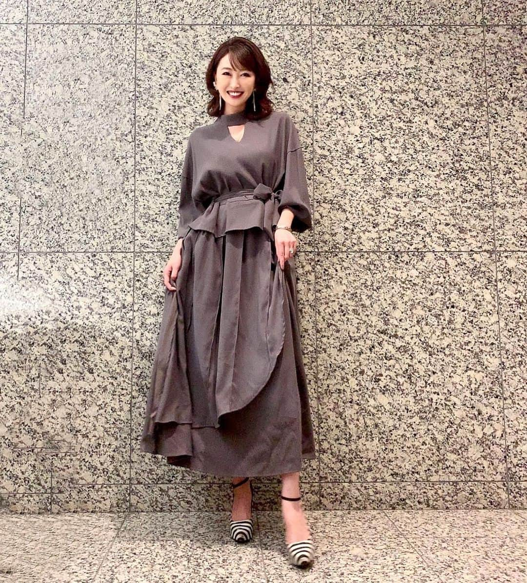 薗田杏奈さんのインスタグラム写真 - (薗田杏奈Instagram)「先日musicrunwayでも着ていたこちらのワンピース、グレー、グリーン共にSoldout頂きました🥲👏🏼💕 ありがとうございます🌹 私もお気に入りで秋たくさん着ていました 生地感もしっかりしているので冬もまだまだ着られそう♡ ⠀ @ahselect.official #Anna_ootd#outfit#ootd#fashion#coordinate#エレガントファッション#エレガントコーデ#きれいめコーデ#ママコーデ#ワンピース」12月4日 16時06分 - love.byanna