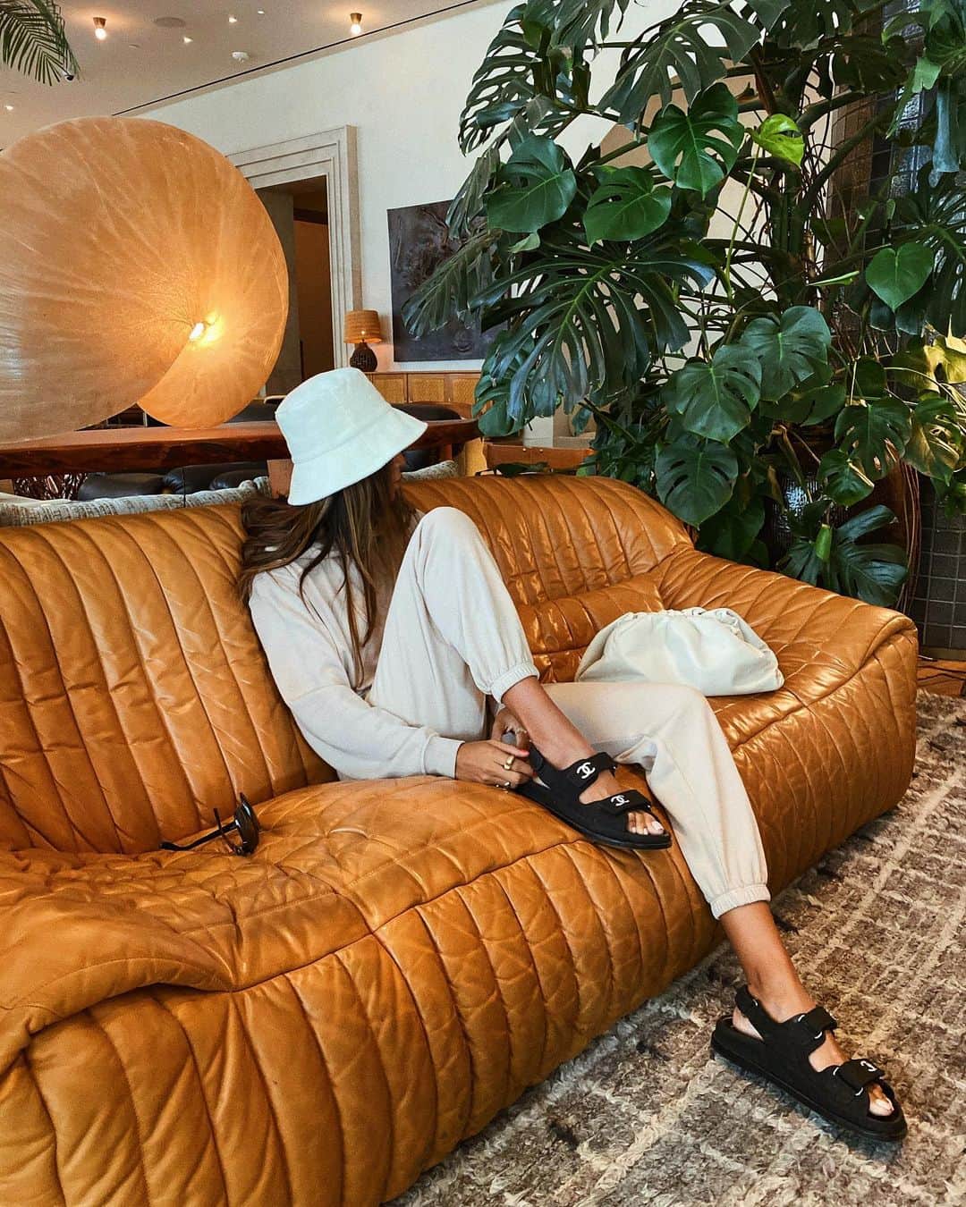 ジュリー・サリニャーナのインスタグラム：「Livin’ in loungewear these daysss ✨💫」
