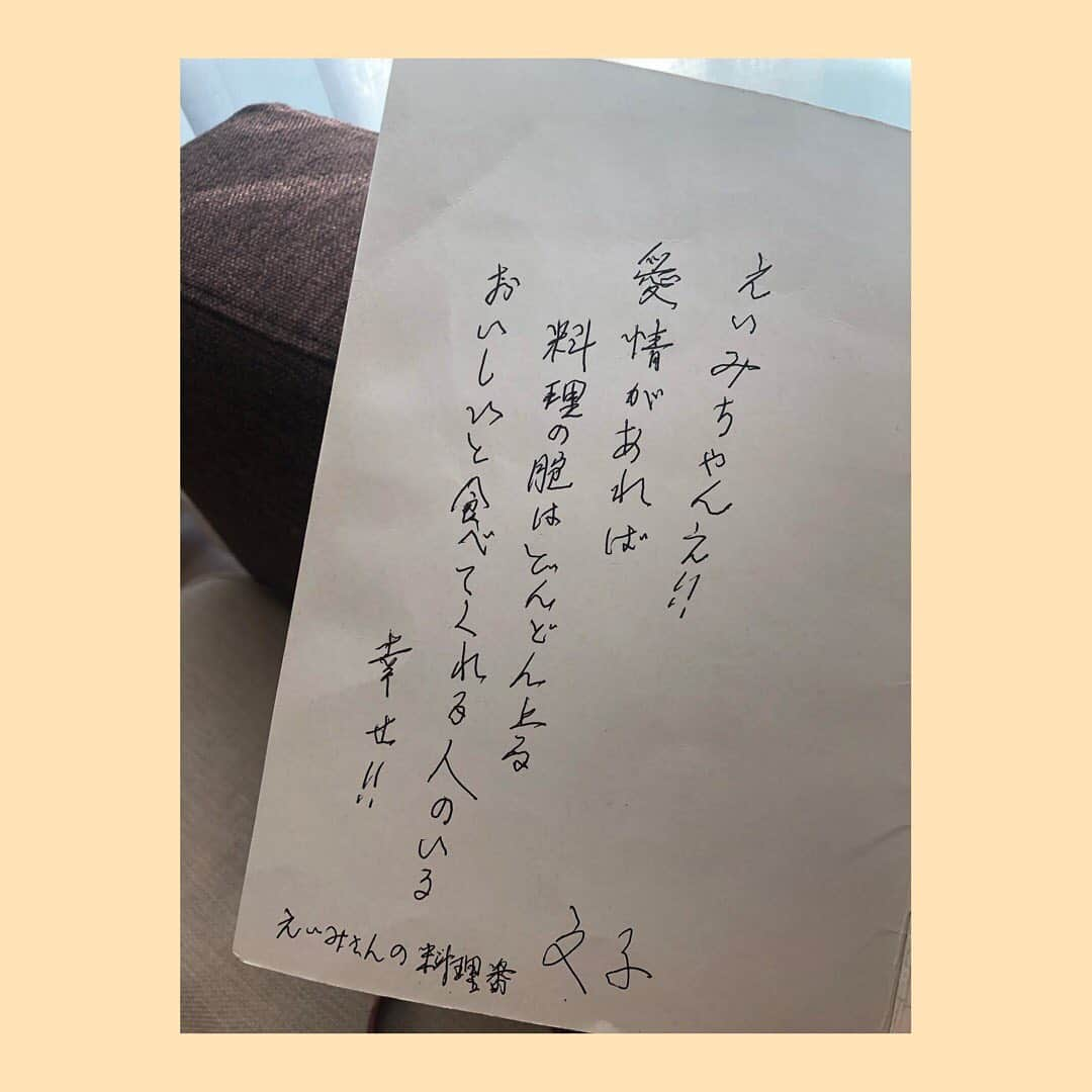 藤井奈々のインスタグラム：「だいすきな私のおばあちゃん👵🏻 ふみちゃんからのメッセージ。。✨💌  ずっと大切にしているノート。  おばあちゃんが、 手書きでいろんなレシピを書いてくれたんだよ♡🍴🍳  いまは入院してて、 コロナだし、遠くて会えないけど 私もがんばるから、 おばあちゃんもがんばってね🥰  ああ、これ見るだけで泣きそうになる。笑  おばあちゃん〜。 はやくあいたいよぉ〜っっ！！！  ほんとだね。  美味しいって 食べてくれる人のいるしあわせ。。✨  いちばん大切なこと🥗✨✨  このノート、 おもしろいからまた載せます♡笑  #いちばんたいせつなこと #大好きなおばあちゃん #👵🏻 #私の宝物 #📖　#🍴#🍳」