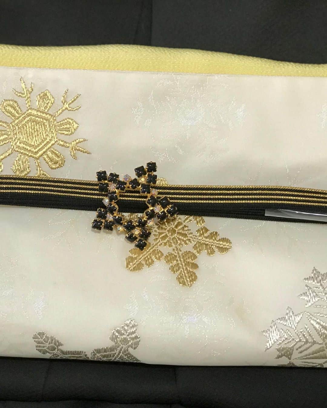 神野美伽さんのインスタグラム写真 - (神野美伽Instagram)「もう一つ  私が選んだ着物は、 友禅作家　千地泰弘さんに製作していただいた 訪問着です  この着物は、 数年前のものですが、 最近購入した「雪の結晶」の柄の帯と組み合わせて、 「星」のモチーフブローチを帯留代わりに使用してみました❗️ 番組放送日がクリスマスに近いので、 なんとなく着物でも楽しいイメージにしゃうかな、と（笑）  着物は、 帯合わせ、小物合わせで随分イメージが変わります 毎回、あれこれ考えながら、 楽しみながらコーディネートしています  #友禅　#千地泰弘　　#kimono  #着物　#訪問着　#着物コーディネート　#帯　　#雪の結晶　#星モチーフブローチ　#クリスマス」12月4日 16時16分 - mika_shinno_japan