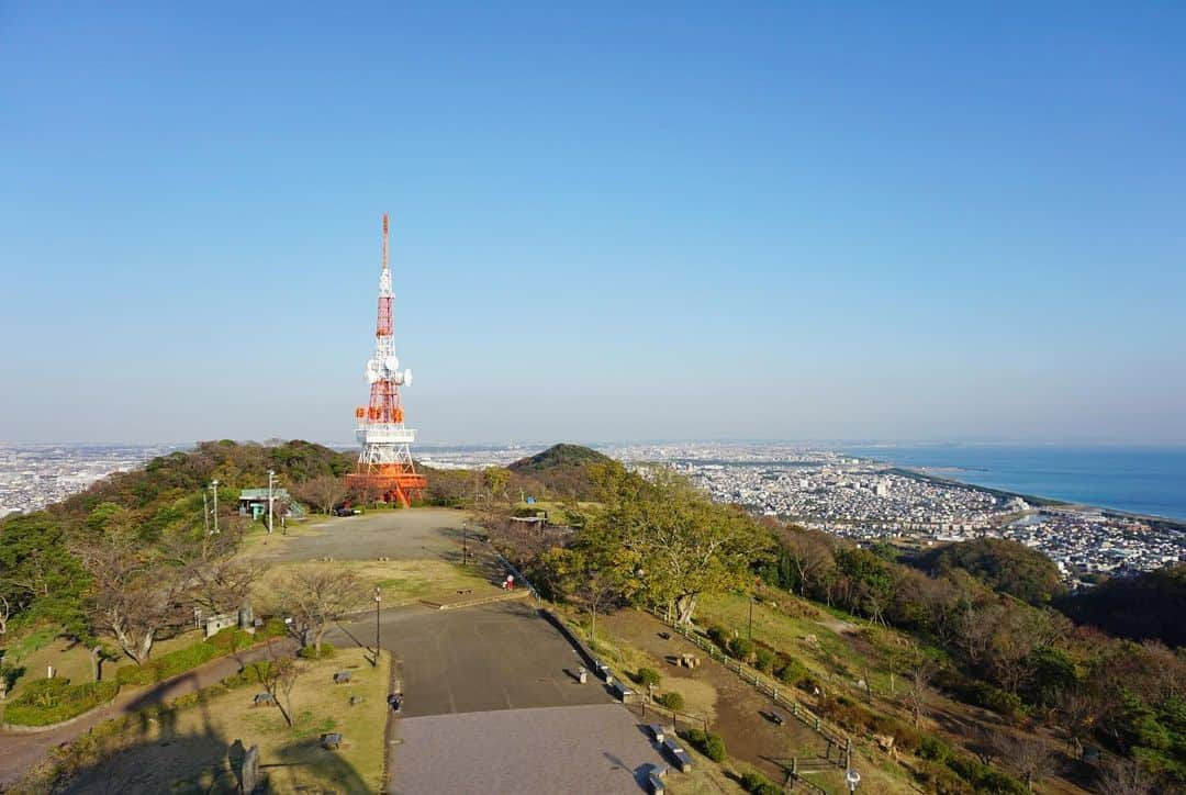 平塚市さんのインスタグラム写真 - (平塚市Instagram)「* この景色が待ってると思うと、 どんなに風が冷たくても 頂上まで行くしかないですよね。 空気が澄んでいて眺めが良い～。 *** #手をつなぎたくなる街 #hiratsukagood #hiratsuka#平塚 #kanagawaphotoclub #湘南平#展望台 #テレビ塔#眺望 #絶景#青空#海 #週末の過ごし方 #日々#暮らし #instagramjapan#igersjp」12月4日 16時27分 - hiratsukagood