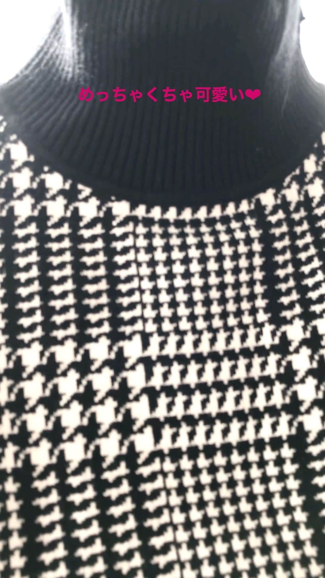 須之内美帆子のインスタグラム：「税込価格【¥8.500-】  #千鳥柄#ストライプ#サイドボタン#タートルネック#ニット#トップ  高品質な素材のニットです❤︎  ウエストが締まっているのでスタイルアップ効果がありとても暖かく合わせやすいアイテムです❤︎  サイズ S.M.L  ＊ご購入はプロフィールにあるurlからチェックして下さい❤︎」