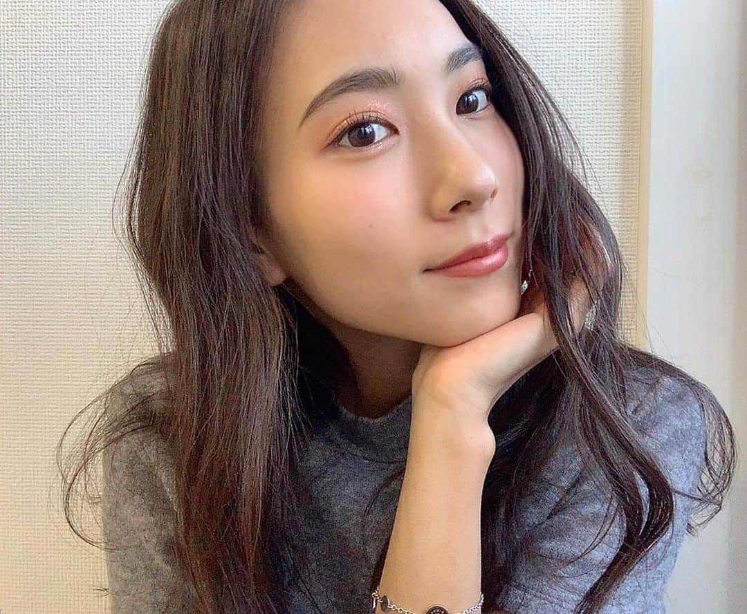 横川莉那のインスタグラム：「. @kose_official  KOSEコスメサポート社さんの 新ブランド 「BREND BERRY」🫐🍓 使用したのは メロディアスオレンジ 005🍊 大粒だけど繊細に広がるラメが可愛い♡ 化粧下地にもラメが入ってて スーッと肌に馴染んで艶肌に✴︎ パレットもこれから使って メイクするのが楽しみ💄✨ しかもコスパも最強にいいので チェックしてみてね🐏 . .   #ブレンドベリー#ブレベリーメイク#ベリーパレット#BLENDBERRY」