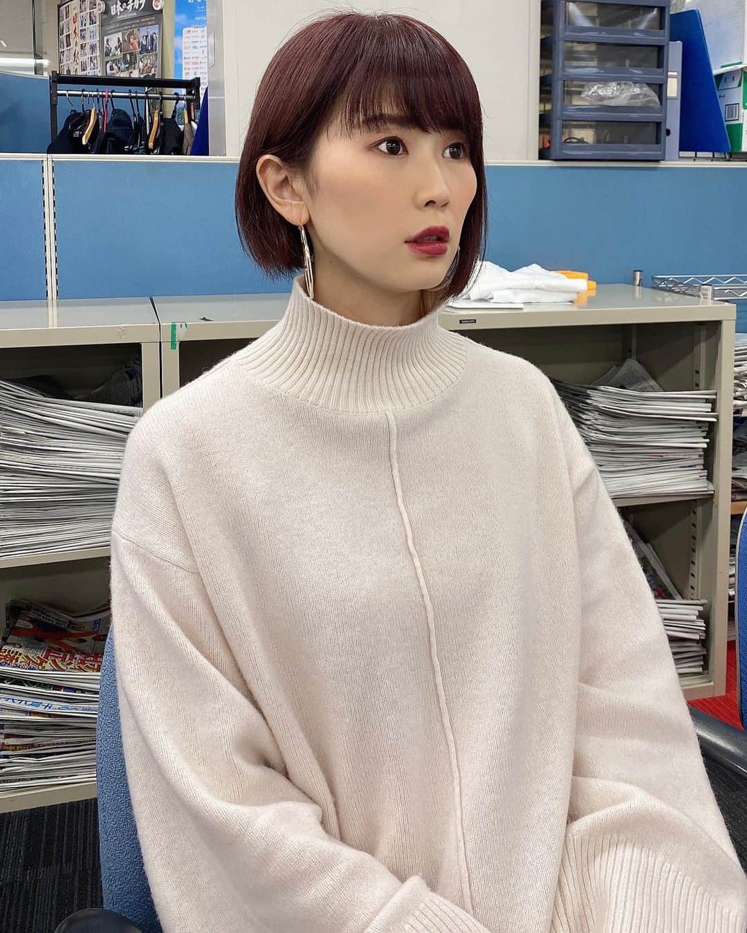 のインスタグラム：「今日はラララ♪モーニング✨ メール、FAX、ツイートありがとうございました😊  ラジオが終わって一息☕️  #髪色が良い感じで嬉しい #山梨県 #山梨 #yamanashi #甲府 #アナウンサー #ラジオパーソナリティ #ラジオパーソナリティー #ラジオ #radio #radiko #山梨放送 #ybsラジオ #小松千絵 #山梨スピリッツ #山梨スポーツ #スポーツ好き」
