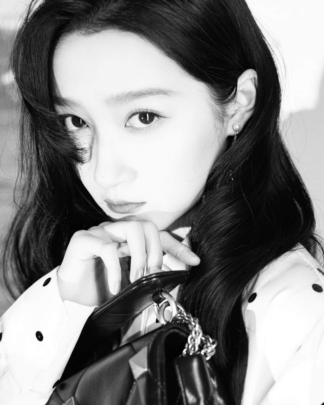 クアン・シャオトン（Guan Xiaotong）のインスタグラム：「🖤🤍💋」