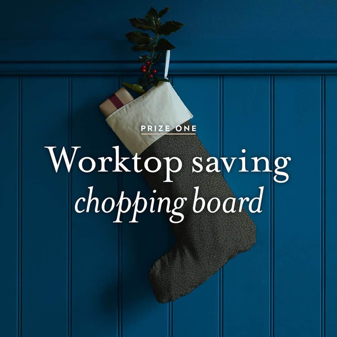ローラアシュレイのインスタグラム：「THE LAURA ASHLEY CHRISTMAS GIVEAWAY 🎁 Swipe to see what’s inside our first festive stocking…  To make your December more delightful, we’re giving you the chance to win this beautiful engraved Laura Ashley Chopping Board from our Kitchens Collection. This exclusive prize is usually only available with a Laura Ashley fitted kitchen, so don’t miss out on the chance to win!  To enter, simply: 1. Follow @LauraAshleyUK & @LauraAshleyFittedFurniture 2. Like this post 3. Comment below telling us what you’re most excited to be cooking this festive season  For extra entries: - Tag your friends in the comments - Share this post on your story  #BringingChristmasHome  T&Cs apply. UK only. Competition ends at 23:59 GMT on 6/12/20. 1 winner will be announced on 7/12/20.」