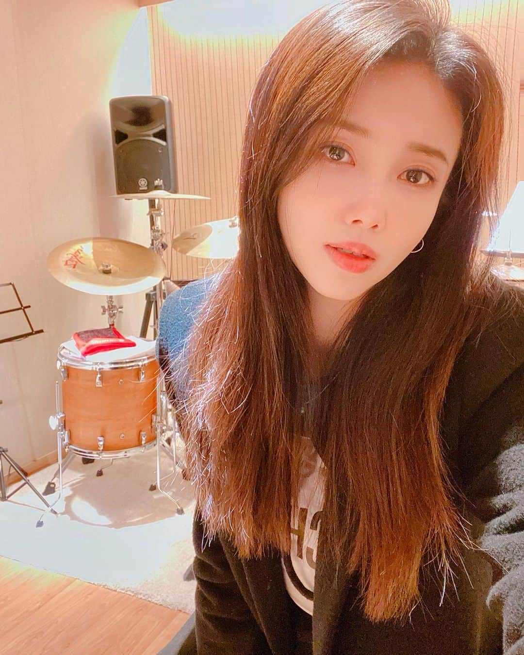 リンジのインスタグラム：「. 지금, 내 곁에 있어주는 사람들.. 고맙습니다.  그리고. #PolePoleStudio 💕 #comingsoon#music#linzy」