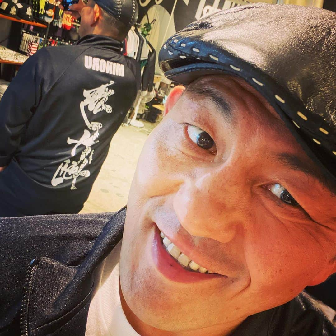 鈴木みのるさんのインスタグラム写真 - (鈴木みのるInstagram)「GUNDAN-X  #piledriver_harajuku 鈴木軍結成10周年記念モデル「軍団着X(TEN)」のサンプルが届いた。今回は原点に戻り真っ黒なボディに文字ロゴプリントのみ！というシンプルデザイン。しかし生地は厳選を重ねて着心地向上！しかも文字プリントのペイント調合もやらせてもらった！拘りまくり。文字は一見ホワイトに見えるが…ただの白じゃない。シルバーラメに加えてレインボーラメも入っているので角度によって光り方が変わるのだ。詳細は近日発表で、発売日は12/15頃を予定してる。今日パイルドライバー に来れば現物が見れる…かも？」12月4日 16時39分 - suzuki.d.minoru