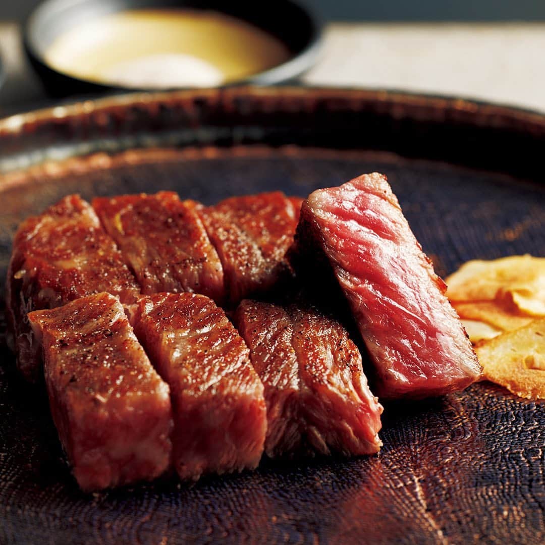 東京カレンダーさんのインスタグラム写真 - (東京カレンダーInstagram)「圧巻の迫力を誇るカウンター席で究極の贅に舌鼓を打つ ラグジュアリーホテルの鉄板焼といえば王道の贅沢。 『ザ・ペニンシュラ東京』にあの『 #瀬里奈 』系列の老舗高級鉄板焼店がオープンしたというのだから注目だ。 ⠀⠀⠀⠀⠀⠀⠀⠀⠀ 写真▷ ①「神戸牛の味覚コース」の主役は25日熟成のサーロイン130g。 旨味の強い脂を含みつつも、食べたあとはさらっと引くのが上質な肉の証。玉葱入りの合わせ醤油と相性抜群　 ⠀⠀⠀⠀⠀⠀⠀⠀⠀ ②鉄板で焼いたじゃがいものガレットにのせていただくフィンランド産キャビア。 焦がしバターが香ばしいもちもちした生地とキャビアの塩気がシャンパンを呼ぶ　 ⠀⠀⠀⠀⠀⠀⠀⠀⠀ ③鉄板で焼いた伊勢海老はアメリケーヌソースが食材のコクを倍増させる（鮑の場合もあり）¥38,000 ⠀⠀⠀⠀⠀⠀⠀⠀⠀ ⠀⠀⠀⠀⠀⠀⠀⠀⠀ ーーinfoーーーー﻿ 店名▷ #モンシェルトントン 日比谷 エリア▷ #日比谷 電話番号▷03-5843-2750　 ※お問い合わせの際は『東京カレンダーのインスタを見た』とお伝えいただければ幸いです。﻿ 住所▷千代田区有楽町1-8-1 5F ザ・ペニンシュラ東京 5F　﻿ ーーーーーーーー﻿ ﻿ ﻿ ★コースの詳細や店内の様子は﻿ 『月刊誌　東京カレンダー2021 1月号 #冬のご馳走へ　』にて﻿ ﻿ ーーーーーーー★ーーーーーーーー﻿ @tokyocalendar プロフィールURLの﻿ 東カレweb（アプリ）では、﻿ 高級グルメ情報や話題のレストラン、﻿ 手土産からテイクアウトグルメなど﻿ 東京のグルメ情報を幅広くご紹介。﻿ そして大人気コンテンツ、東カレweb小説や﻿ トレンドニュースも配信しております。﻿ ーーーーーーーーーーーーーーーー ﻿ ﻿  #モンシェルトントン日比谷 #東京カレンダー #Tokyocalendar #東カレ #東京グルメ #東京美食 #food #instafood #Tokyofood #有楽町グルメ #銀座グルメ #日比谷グルメ #ステーキ　#japanesefood #東京おすすめ  #鉄板焼き #インスタ映え #名店 #記念日ディナー #創作料理　#冬の味覚 #ザペニンシュラ東京 #ホテル飯　#ホテル　#鉄板焼き」12月4日 16時40分 - tokyocalendar