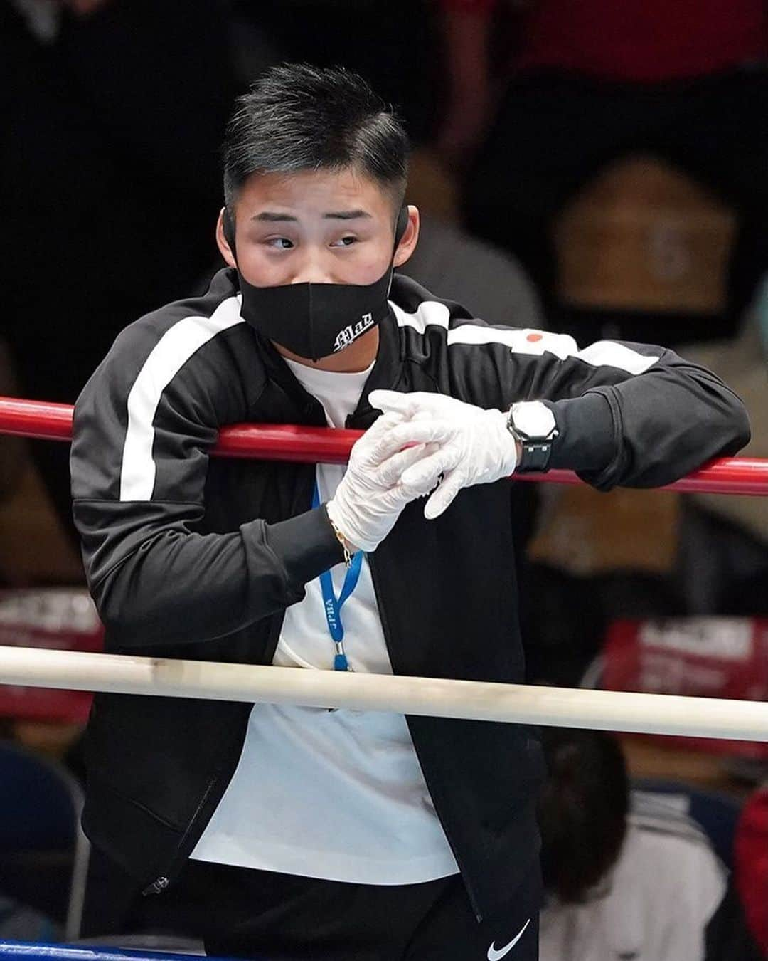 京口紘人のインスタグラム：「. . . 昨日は相棒の日本タイトルマッチのサポートでサブセコンドのお仕事をしました . . 見事ラストラウンドでKO勝ち . . 最高にカッコよかったぞ . . ホンマにおめでとう . . そしてこんな経験させてくれてありがとう . . 📷 @naobox2001 / @boxingmobile . . #京口紘人 #hirotokyoguchi #boxing #谷口将隆 #masatakataniguchi」