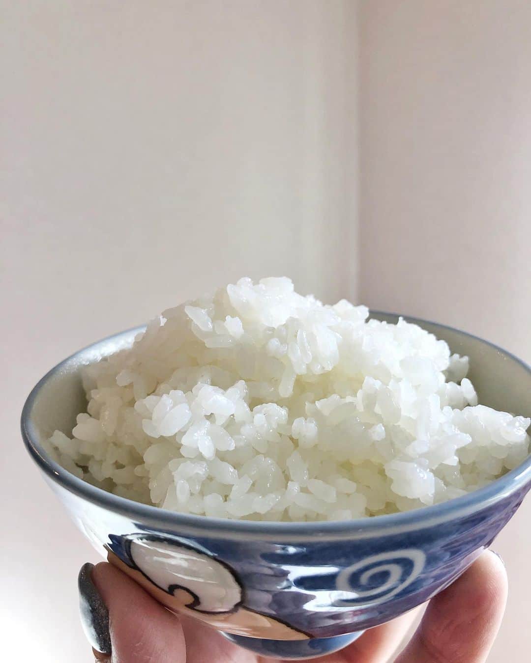 hoshinofumikaのインスタグラム：「みんなの好きなご飯のお供は？💓  冷めても美味しい 一粒一粒自立しててもちもち甘い。 有機栽培米の 新潟県魚沼市で作った 我が家のお米 @uonumahoshinonousan  魚沼ほしの農産コシヒカリ まだまだ販売しております😌 @fumika_hoshino のプロフィールリンクよりチェック、購入できます✨覗いてみてください😊 わたしは明太子すきだよ〜！ みんなのすきなお供おしえて！ 乗っけて食べるー😍😍😍😍 . . . #魚沼ほしの農産コシヒカリ　#魚沼産コシヒカリ　#新米　#ごはん　#栄養ミネラルしっかり摂る　#骨折治す　#ご飯のお供」