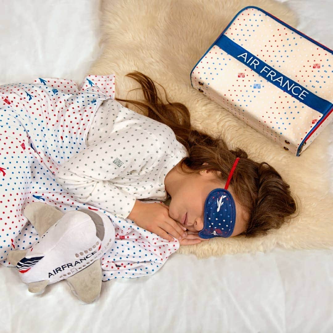 エールフランスのインスタグラム：「Faites plaisir à vos bambins ! Du 4 au 7 décembre 2020, la collection d’accessoires Air France by Bonton est à prix doux sur Air France shopping !   #airfrance #travel #airfranceshopping」