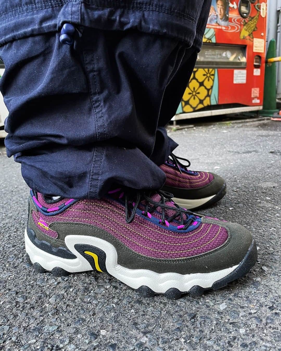 のインスタグラム：「#編集部の足元  深いグリーンにパープル、ちょっとだけ入るイエロー。〈NIKE ACG〉のエアスカーンはレトロアウトドアなカラーリングがたまりません。テラゴービーは雨キャンプでめちゃくちゃ汚れてしまったのでこっちは大切に履いていきたいところ…。（編集部・岩崎）  #facymen #facy編集部 #nike #nikeacg #エアスカーン #AIRSKARN #スニーカー #足元 #ととのいま品」