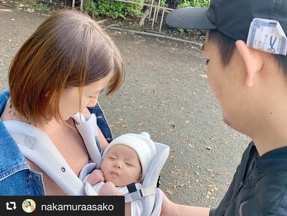 アップリカさんのインスタグラム写真 - (アップリカInstagram)「【先輩ママ・パパの「コアラ ウルトラメッシュ」モニターレポート】﻿ ﻿ コアラ ウルトラメッシュでお出かけを楽しんでいただいてる様子を投稿いただいたのでご紹介します。﻿ コアラ ウルトラメッシュの特徴の１つ、ママうで抱っこを早速体験していただいています。﻿ ﻿ 「ちびも慣れてるヨコ抱きで気持ちが落ち着くのか、すごくご機嫌でいてくれます。お散歩中、夫婦一緒にちびの表情を見られるのもうれしいね☺️」﻿ ﻿ と嬉しいコメントいただいています。ママ・パパ一緒に赤ちゃんをのぞき込んでいる様子がなんともほほえましくて素敵ですね。﻿ ﻿ ママうで抱っこができるコアラ ウルトラメッシュでお散歩を楽しんでいただけているようで大変うれしいです。素敵な投稿ありがとうございます。﻿ ﻿ アップリカ独自の「ママうで抱っこ」なら新生児(2.5kg)から自然な抱っこに近い角度で抱っこできるから、赤ちゃんのカラダ全体が見えます。﻿ その上、しっかりしたホールディングパッドが、ぐらぐらの首、ふにゃふにゃのカラダをしっかり支えるから、新生児期の抱っこも安心です。﻿ ﻿ 赤ちゃんのココロとカラダを科学して製品を開発するアップリカが新生児期にお勧めするのが、この「ママうで抱っこ」です。﻿ ﻿ 他にもうれしい機能がいっぱい。「コアラ ウルトラメッシュ」シリーズについて、詳しくはアップリカ ブランドサイトでチェック！﻿ ﻿ 抱っこが大好きな赤ちゃんをたくさん抱っこしてあげてください。抱っこは赤ちゃんのあたたかく優しい心を育てます。﻿ ﻿ #ここからはじまる赤ちゃんの笑顔#アップリカ#赤ちゃんグッズ#赤ちゃん用品#Aprica#抱っこ紐＃抱っこひも#ベビーグッズ#ベビー用品#新米ママと繋がりたい#出産準備#妊娠#妊婦#プレママ#ベビー#0歳#育児#赤ちゃんのいる生活#子育て#ママ#赤ちゃん#コアラ#アップリカコアラ#抱っこはもっと楽しくなる#サッと着けてスッと抱っこ」12月4日 17時01分 - aprica.jp_official
