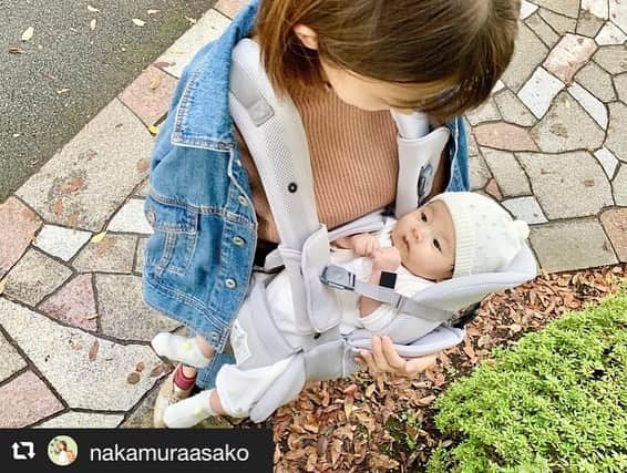 アップリカさんのインスタグラム写真 - (アップリカInstagram)「【先輩ママ・パパの「コアラ ウルトラメッシュ」モニターレポート】﻿ ﻿ コアラ ウルトラメッシュでお出かけを楽しんでいただいてる様子を投稿いただいたのでご紹介します。﻿ コアラ ウルトラメッシュの特徴の１つ、ママうで抱っこを早速体験していただいています。﻿ ﻿ 「ちびも慣れてるヨコ抱きで気持ちが落ち着くのか、すごくご機嫌でいてくれます。お散歩中、夫婦一緒にちびの表情を見られるのもうれしいね☺️」﻿ ﻿ と嬉しいコメントいただいています。ママ・パパ一緒に赤ちゃんをのぞき込んでいる様子がなんともほほえましくて素敵ですね。﻿ ﻿ ママうで抱っこができるコアラ ウルトラメッシュでお散歩を楽しんでいただけているようで大変うれしいです。素敵な投稿ありがとうございます。﻿ ﻿ アップリカ独自の「ママうで抱っこ」なら新生児(2.5kg)から自然な抱っこに近い角度で抱っこできるから、赤ちゃんのカラダ全体が見えます。﻿ その上、しっかりしたホールディングパッドが、ぐらぐらの首、ふにゃふにゃのカラダをしっかり支えるから、新生児期の抱っこも安心です。﻿ ﻿ 赤ちゃんのココロとカラダを科学して製品を開発するアップリカが新生児期にお勧めするのが、この「ママうで抱っこ」です。﻿ ﻿ 他にもうれしい機能がいっぱい。「コアラ ウルトラメッシュ」シリーズについて、詳しくはアップリカ ブランドサイトでチェック！﻿ ﻿ 抱っこが大好きな赤ちゃんをたくさん抱っこしてあげてください。抱っこは赤ちゃんのあたたかく優しい心を育てます。﻿ ﻿ #ここからはじまる赤ちゃんの笑顔#アップリカ#赤ちゃんグッズ#赤ちゃん用品#Aprica#抱っこ紐＃抱っこひも#ベビーグッズ#ベビー用品#新米ママと繋がりたい#出産準備#妊娠#妊婦#プレママ#ベビー#0歳#育児#赤ちゃんのいる生活#子育て#ママ#赤ちゃん#コアラ#アップリカコアラ#抱っこはもっと楽しくなる#サッと着けてスッと抱っこ」12月4日 17時01分 - aprica.jp_official