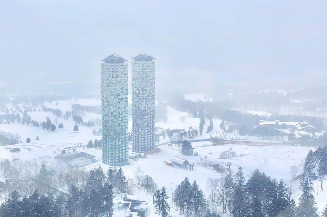 星野リゾート　トマムのインスタグラム：「Today’s Hoshino Resorts TOMAMU  雪が降り続くトマム❄️❄️❄️ ハローニポコースに、オリジナルレールを設置しました！全長約4メートル😍ジブアイテム好きのスキーヤー、スノーボーダーにおすすめです🏂⛷❄️このオリジナルレールは、明日5日オープンです✨」
