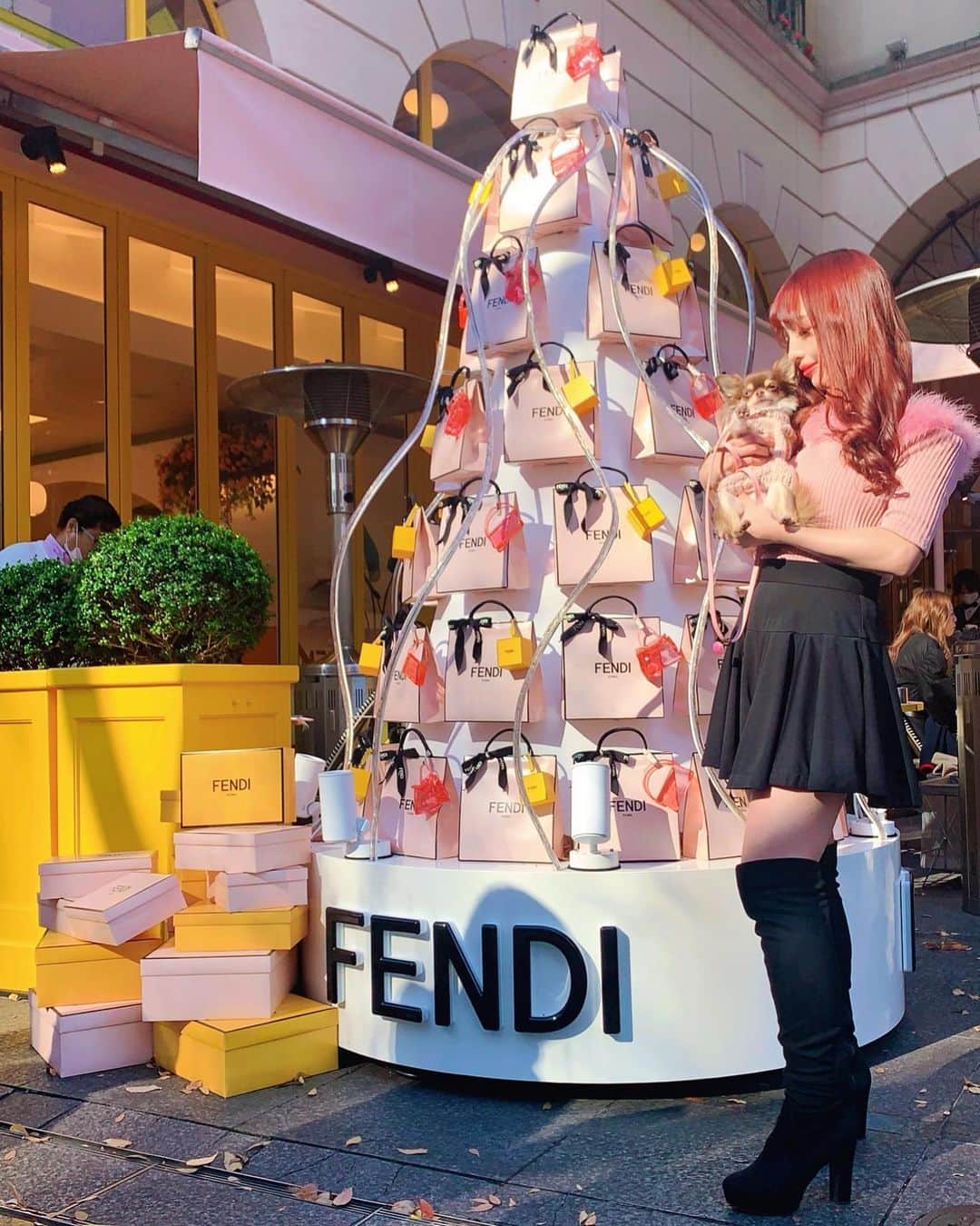 梨乃のインスタグラム：「﻿ FENDIカフェに行ってきました🛍💛💛💛﻿ ﻿ ﻿ ﻿ FENDIのイエローカラーと、クリスマスコレクションのピンクで統一された店内に合わせて、ラミちゃんとピンクコーデにしたよ🐶﻿ ﻿ ﻿ ﻿ ピンクのファートップスはlilLillyのものです💒♡♡﻿ ﻿ ﻿ ﻿ 初めてlilLillyでお買い物したんだけど、世界観がとっても可愛いくて、久しぶりにお洋服にときめいてドキドキしました🧠💞﻿ ﻿ ﻿ ﻿ お気に入りのブランドリストに仲間入り🦋﻿ ﻿ ﻿ ﻿ #fendiカフェ #fendicafe #表参道カフェ #映えスポット #anniversairecafe #期間限定カフェ #lillilly #snidel」