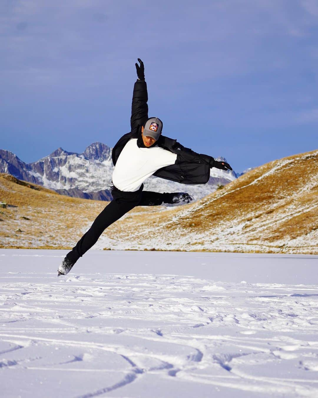 フローラン・アモディオのインスタグラム：「🦅 📍Lac Noir 🏔 2014m —— #frozenlake 🧊 #freedom 💫  #neverstopexploring 🌏 —— #teamgraff #johnwilsonblades #neverstopexploring #neverstopskating #patinageartistique #figureskating #фигурноекатание #フィギュアスケート #eiskunstlauf #花樣滑冰 #vaujany #alpedhuez #lake #frozenlake #freedom #love #instagood #videooftheday #beautiful #like4like #art #florentamodio」