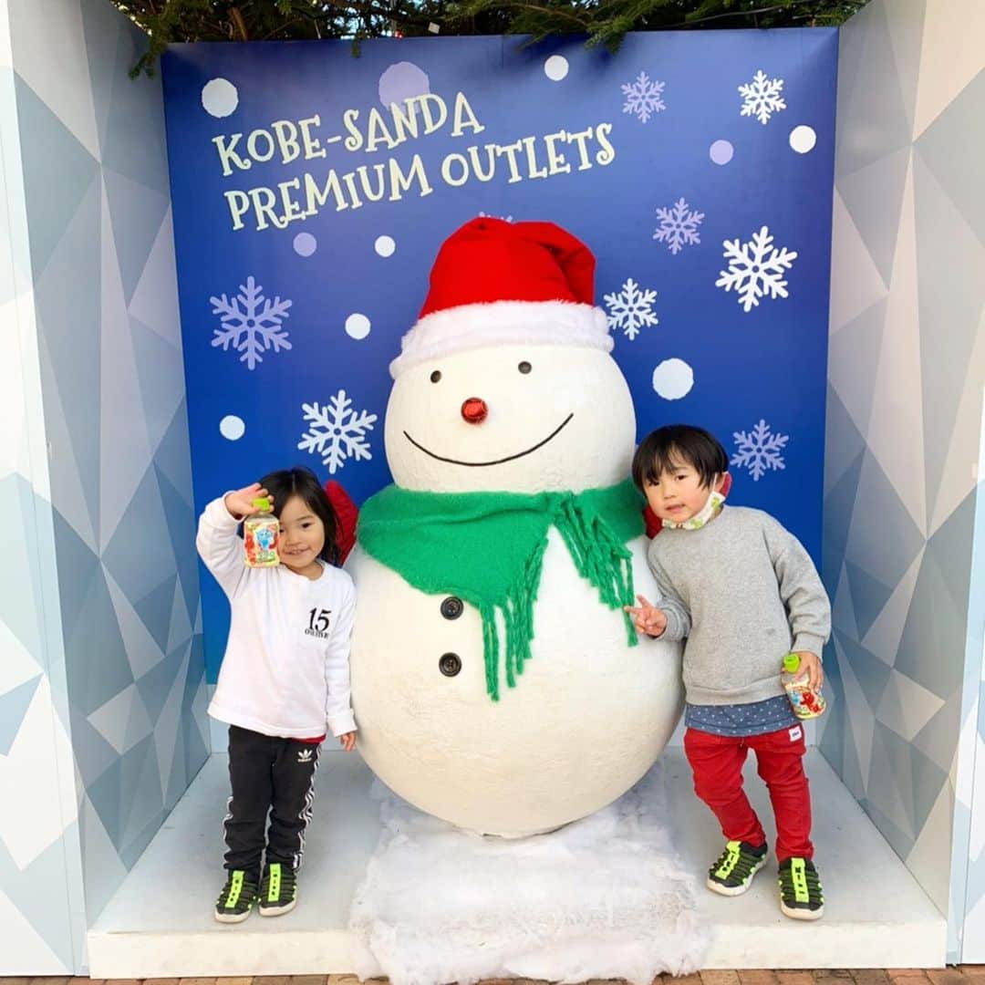 MII MAMAのインスタグラム：「. . . もうすぐクリスマスだね〜🎄🎁✨ 大阪はとうとう赤信号😵💦 . また自粛やね😖😖💧 . クリスマスはお家でparty🕺♥️✨ 何処も連れて行ってあげられない分 お家でいっぱい楽しんでもらおう🎅💓 ------------------------------------------ 🔎White Style mi mama 良かったらチャンネル登録お願いします🙇🏽‍♀️ #YouTube#ユーチューバー#主婦ユーチューバー#MIIMAMA##チャンネル登録お願いします#2児ママ#年子ママ#ホワイトインテリア#モノトーンインテリア#シンプルな暮らし#収納#ホワイト収納#イチナナ#イチナナライバー#専属ライバー#主婦ライバー」
