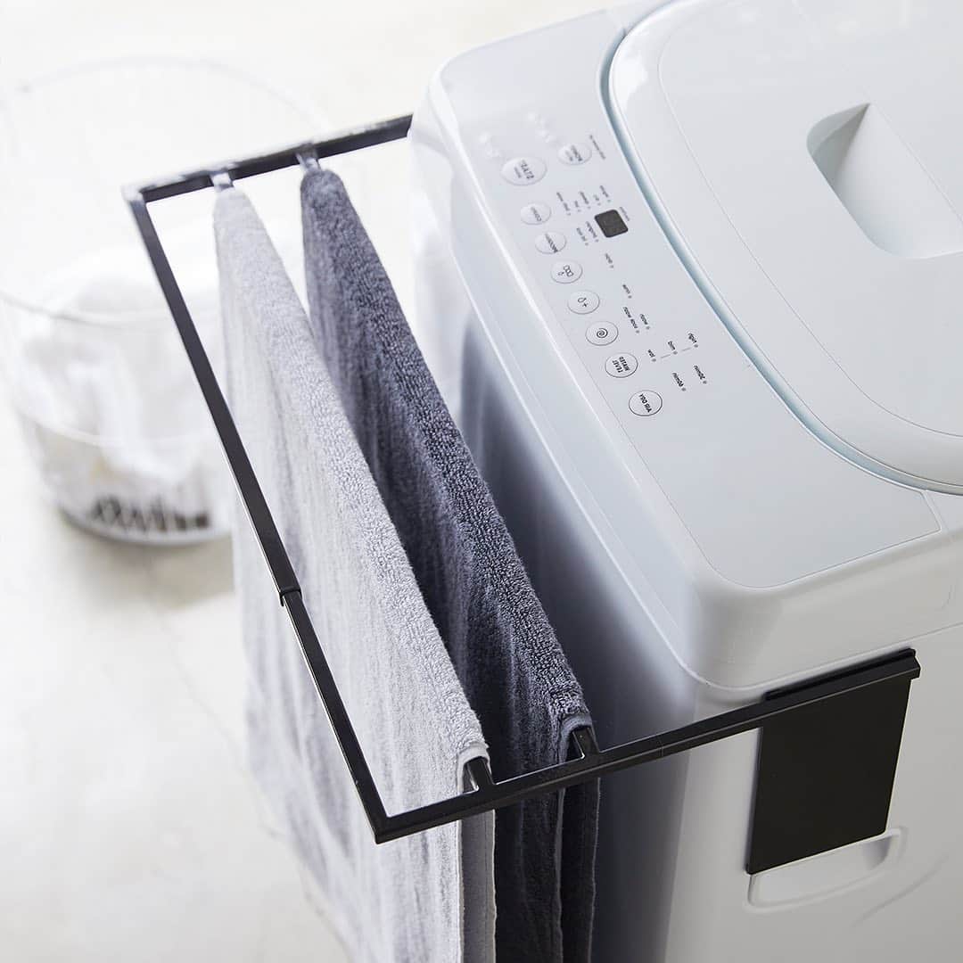 yamazaki_japanさんのインスタグラム写真 - (yamazaki_japanInstagram)「洗濯機が収納スペースに「マグネット伸縮洗濯機バスタオルハンガー タワー」のご紹介です。 洗濯機のサイズに合わせてピッタリ設置可能なバスタオルハンガー。  取り付けはマグネットで固定するだけの簡単設置◎ バスタオルを乾かすハンガーとしてはもちろん、洗濯カゴを置いたりハンガーをかけるスペースとしても。 使用しないときは下向きに設置すると邪魔になることなく収納できます。  ■SIZE:約W39～68×D32×H18cm ■耐荷重:約3kg --------------------------------- 山崎実業のコラムサイト「Simple Life Lab.」も運営中◎ 暮らしのアイデアや、漫画ヤマクマちゃんなど様々なコンテンツが掲載されています。 是非ご覧ください。 ‪https://www.yamajitsu.co.jp/lab/‬ --------------------------------- #home#tower#モノトーンインテリア#スタイリッシュ#洗濯機周り#洗濯機#ランドリー#ランドリー収納#ランドリールーム#マグネット#バスタオルハンガー#バスタオル干し#暮らし#丁寧な暮らし#シンプルライフ#おうち#北欧雑貨#北欧インテリア#収納#シンプル#モダン#便利#おしゃれ #雑貨 #yamazaki #山崎実業」12月4日 16時58分 - yamazaki.home.channel