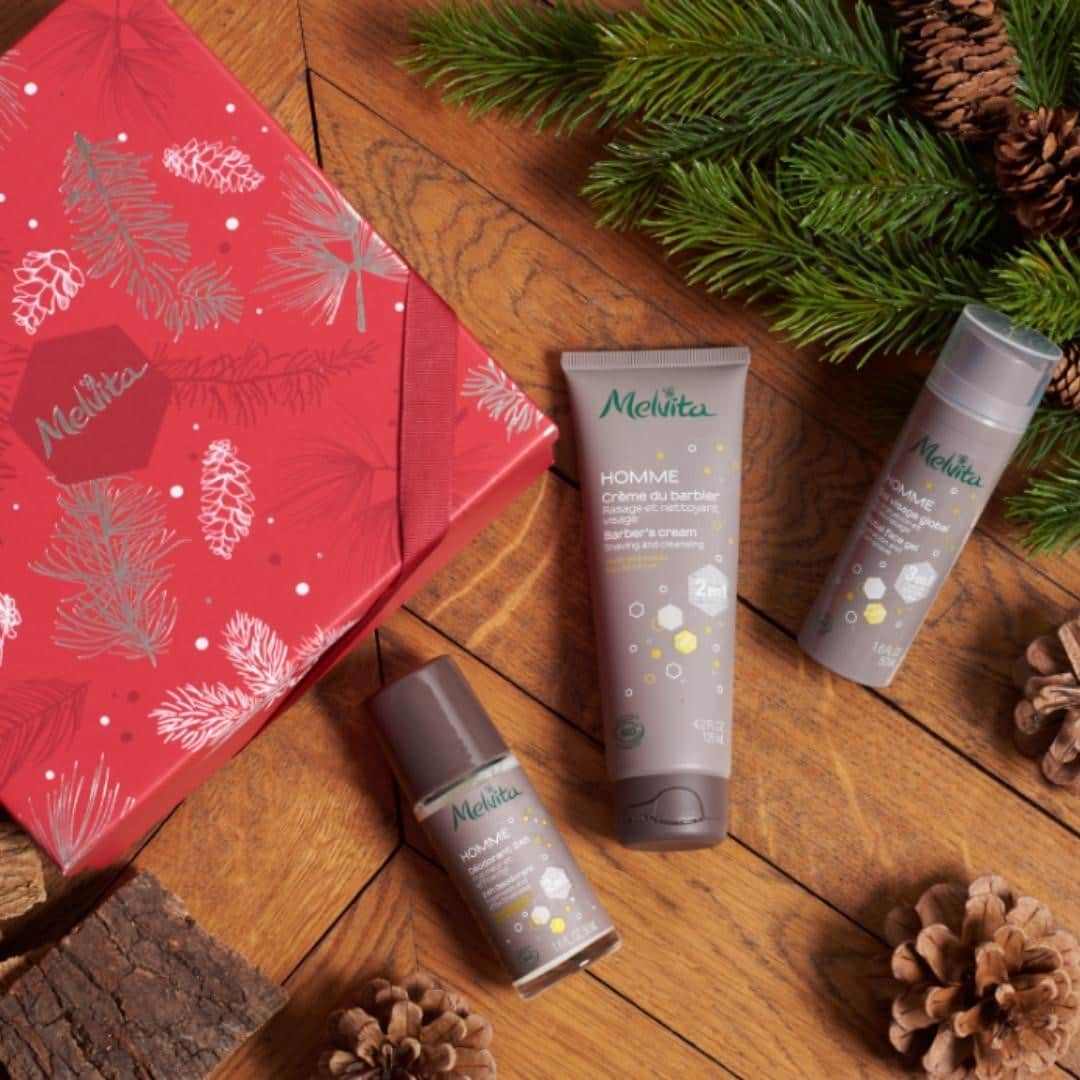 Melvita Officialのインスタグラム：「Chaque année, c’est pareil : qu’est-ce qu’on va offrir aux hommes 🎄?  Cette fois, on a eu envie de vous donner un petit coup de pouce en vous proposant notre coffret 100% bio et 200% utile à utiliser au quotidien pour une peau douce et hydratée. 🎁🌿  Alors, vous avez trouvé ?  #melvita #bio #noelvita #homme #noel #christmas #green #noelgreen #noelecolo #ideescadeauxnoel #cadeauxdenoel #idéescadeaux #calendrierdelavent #noel2020」