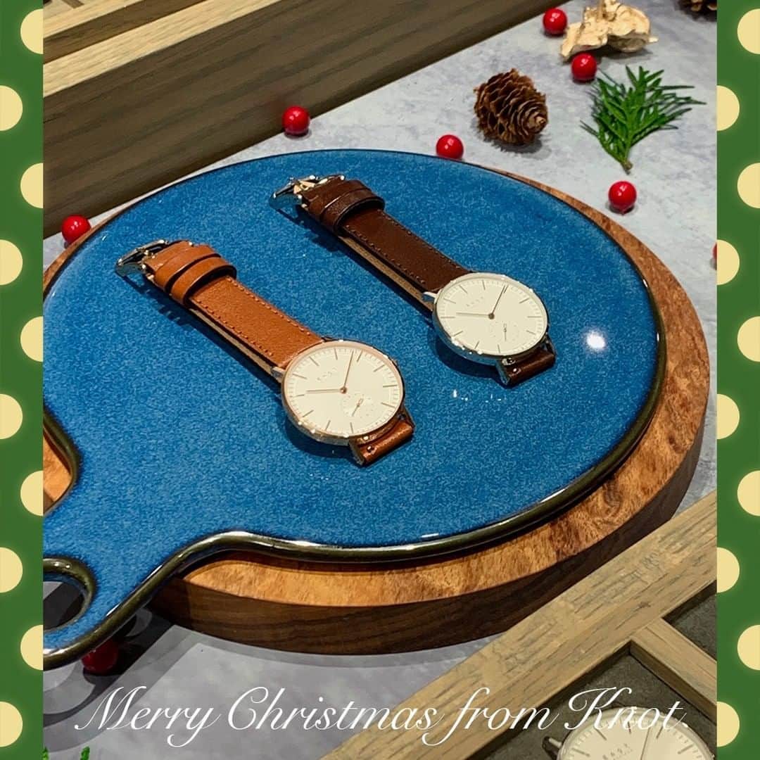 Maker's Watch Knotさんのインスタグラム写真 - (Maker's Watch KnotInstagram)「ようやく12月らしい寒さになってきました。  ギャラリーショップではクリスマスツリーが飾られたり、テーブルの上のディスプレイがクリスマス仕様になっています。 今年はブルーを基調としたシックなデザインの中にクリスマスのわくわく感が詰まっています。  クリスマスフェアを開催中です。 クリスマス限定で時計１個とストラップ２本ご購入でストラップ2本目が半額となっています。  お店に行った際は、時計のカスタム体験を楽しみながらクリスマスのディスプレイにも目を向けてみてください。  #knotwatch #knot #watch #wristwatch #madeinjapan #fashion #ノット #時計 #腕時計 #国産時計 #カスタムオーダー #カスタム #ファッション #アドベントカレンダー #プレゼント #クリスマス #クリスマスプレゼント」12月4日 17時00分 - makers_watch_knot