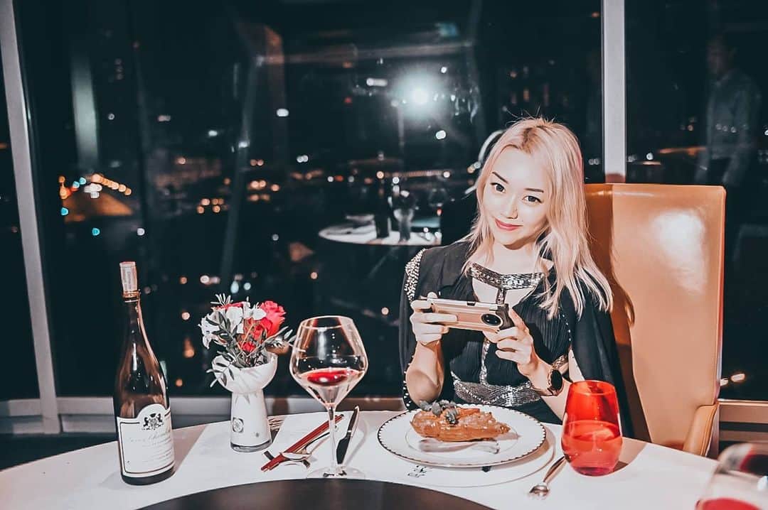 Nicole Chenさんのインスタグラム写真 - (Nicole ChenInstagram)「Amazing time for dinner with the beautiful view of mbs. To read more head to www.nicolechen.tv Photos by @heyitsnicole.sg」12月4日 17時09分 - nicolechen.tv