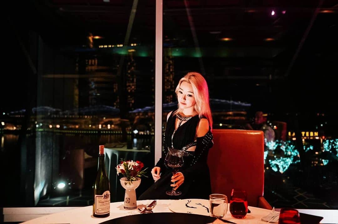 Nicole Chenのインスタグラム：「Amazing time for dinner with the beautiful view of mbs. To read more head to www.nicolechen.tv Photos by @heyitsnicole.sg」