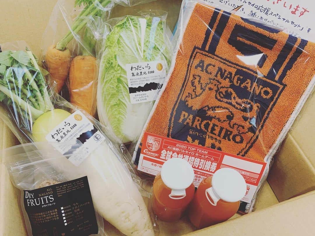 小椿希美のインスタグラム：「・ 信州野菜のオンライン販売 パルシェさんから @parche20nagano  『パルセイロ応援 　　　スペシャルセット』が届きました✨ ・ ＊チケット２枚 ＊タオルマフラー ＊クリアファイル ＊杏のドライフルーツ ＊葉っぱ付きにんじん ＊ミニ白菜 ＊ミニ大根 ＊人参ジュース ・ 実物を見ると スペシャルの名前に 嘘偽りなく 本当にこんなに 盛りだくさんいいんでしょうか😳😳😳 という内容でした☺️✨ ありがとうこざいます☺︎♪ ・ お野菜は、先日農家巡りを させていただいた 長野市中条の久保田さんと 坂城町の大内さんの 畑のもので 農家さんの顔が浮かんで 尚更嬉しかったです♡ ・ 大切に大切に いただきます🥢 ・ #長野#信州#長野の野菜 #信州野菜#信州野菜オンライン販売#長野パルセイロ#パルシェ#パルセイロ応援スペシャルセット#長野市中条#坂城町」