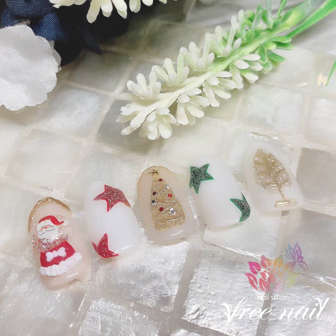 free nail フリーネイルのインスタグラム：「. 話題の【フラッシュネイル】で クリスマスネイル🎅🏻🎄 . フラッシュネイルのパウダーは不思議🌟 光が当たっていないときは普通のグリッターネイルよりも少しお上品なキラキラですが、光を当てるとラメが反射して煌めきや色までもが変化します🙂🥸💖 . カメラのフラッシュのように強い光を受けると、ラメが反射板のように煌めいてギラギラ🤩✨ . 写真①はフラッシュなしで撮影📷 写真②はフラッシュありで撮影📸 ▶▶▶スワイプして違いをご覧ください☝🏻💗 . クリスマスパーティーや忘年会、新年会、成人式に卒業式など、写真撮影の機会が増える年末年始に是非一度お試しあれ💁🏻‍♀️💖 . 皆様のご予約・ご来店をお待ちしております🙇🏻‍♀️🙇🏻‍♀️🙇🏻‍♀️💗 . #ネイルアート #ジェルネイル #ネイルサロン #大阪ネイルサロン #ネイルデザイン #ネイルチェンジ #フラッシュネイル #グリッターネイル #ギラギラネイル #キラキラネイル #クリスマスネイル #ツリーネイル #サンタネイル #デザインネイル #トレンドネイル #シンプルネイル #大人ネイル #冬ネイル #winternails #nailsart #nailsdid #美甲 #日式美甲 #日式美甲胶 #日本美甲师 #日本美甲老师 #美甲上课 #日本胶 #フリーネイル #freenail」
